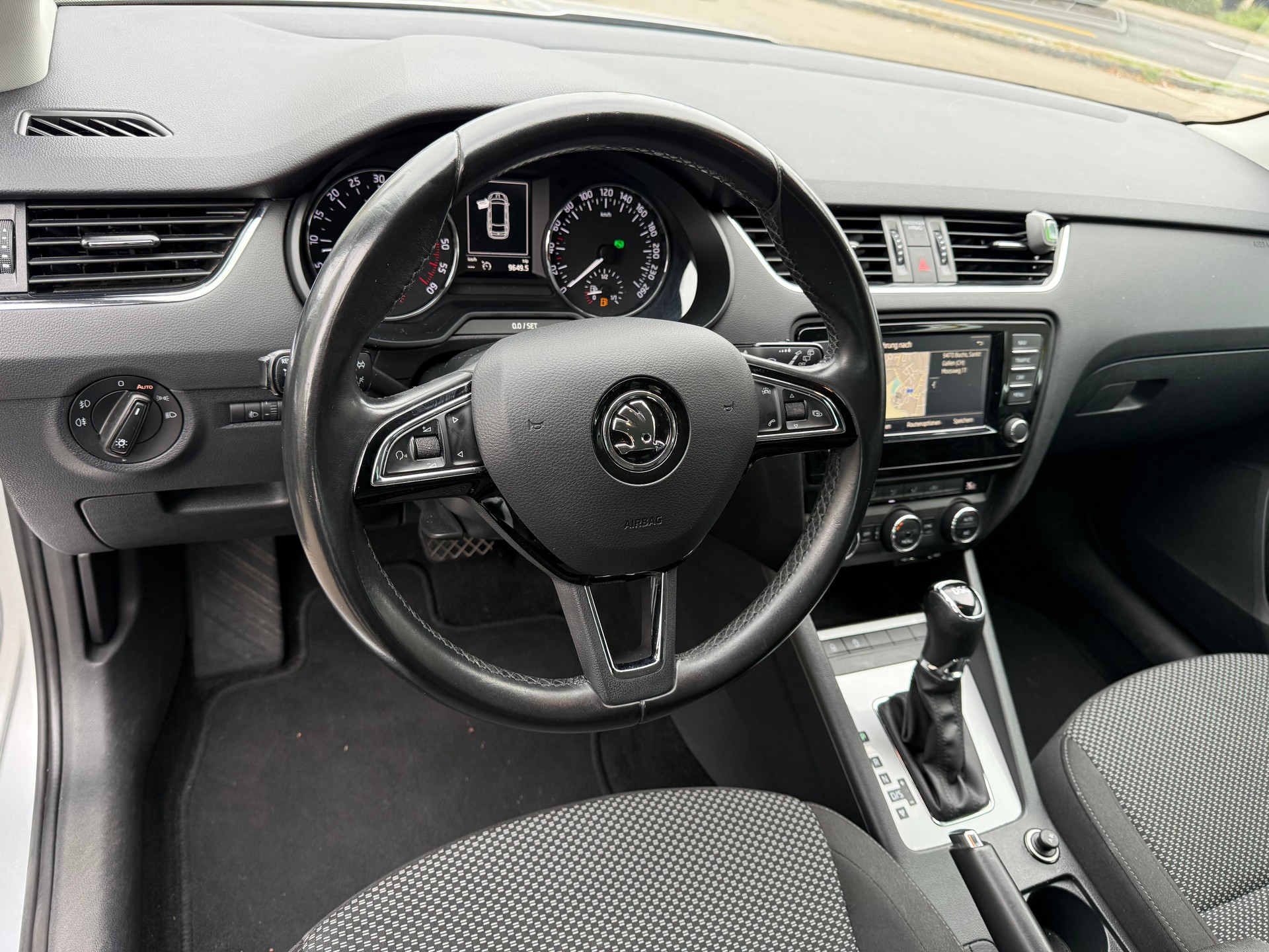 SKODA Octavia Combi 1.6 TDI Ambition DSG-image-12