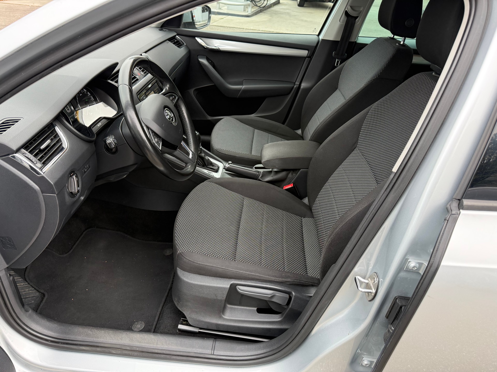 SKODA Octavia Combi 1.6 TDI Ambition DSG-image-8