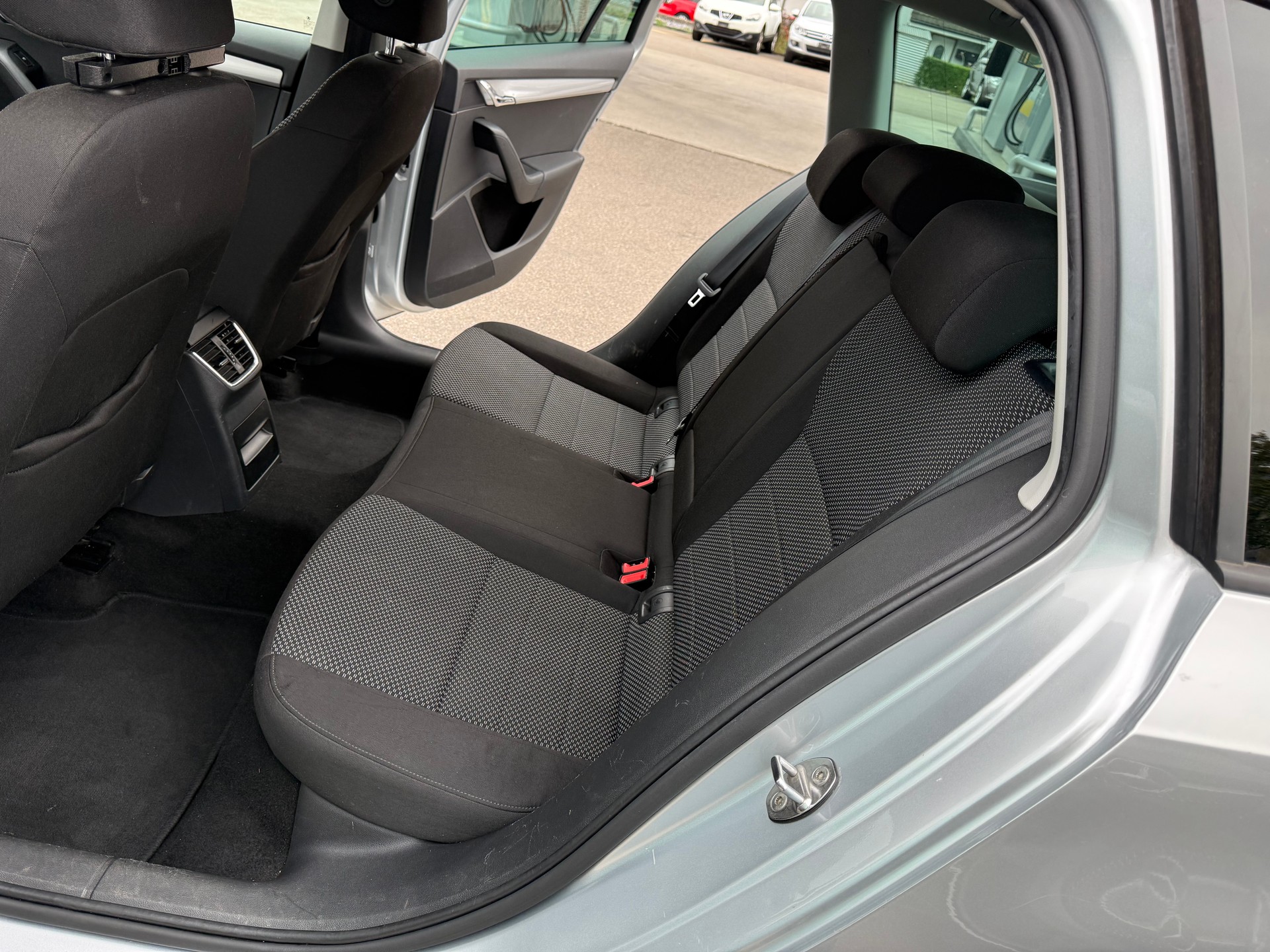 SKODA Octavia Combi 1.6 TDI Ambition DSG-image-10