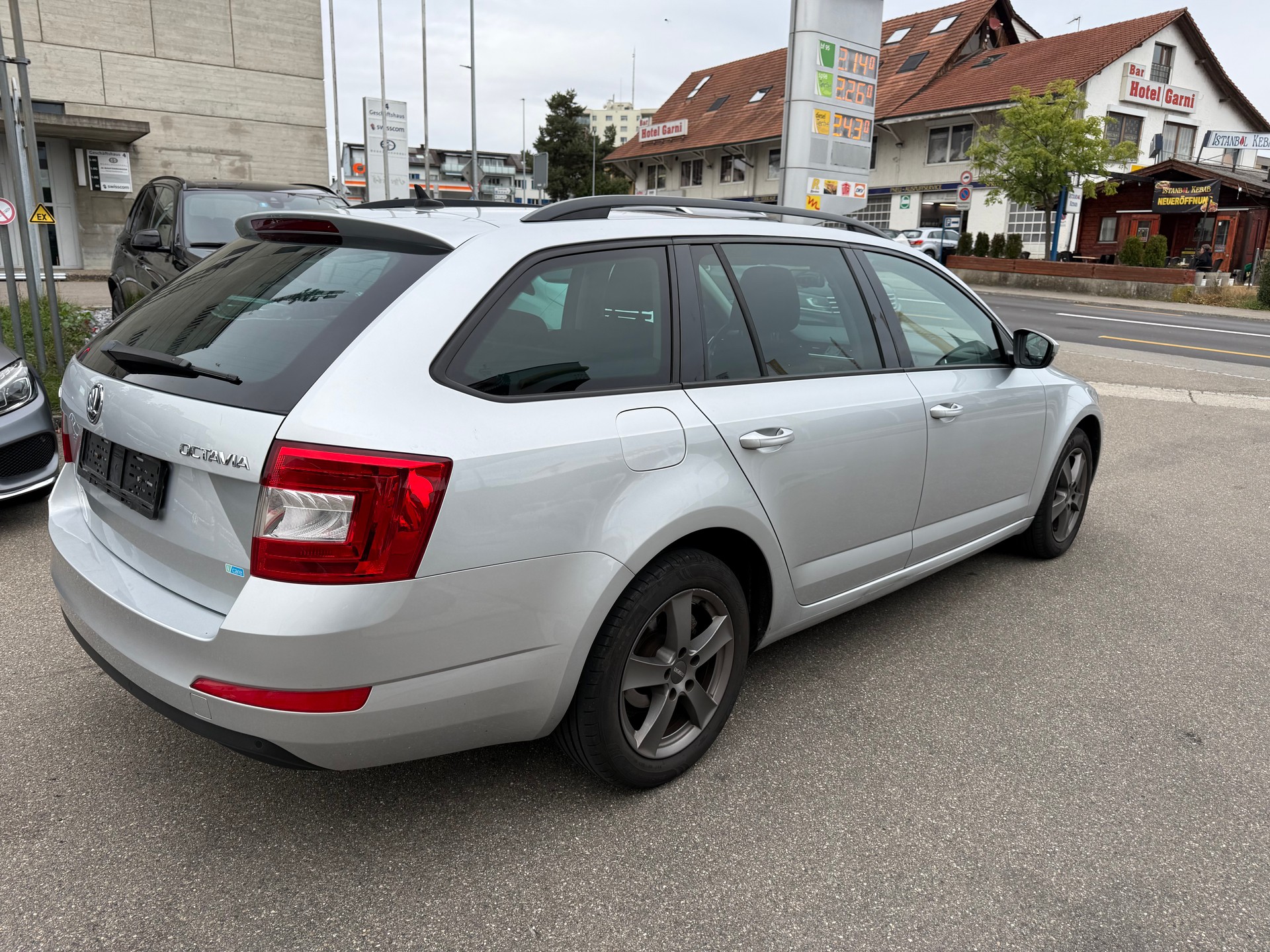 SKODA Octavia Combi 1.6 TDI Ambition DSG-image-5
