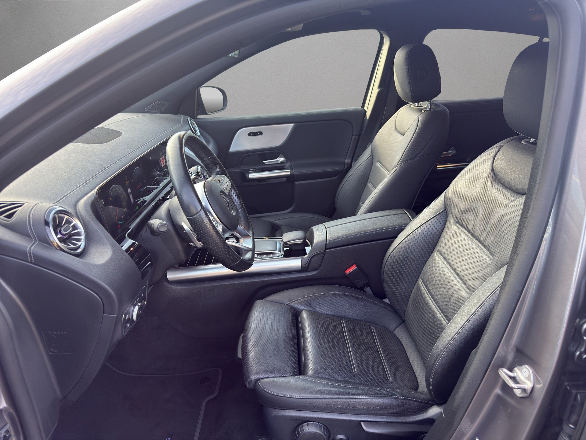 MERCEDES-BENZ EQA 250 AMG Line-image-4