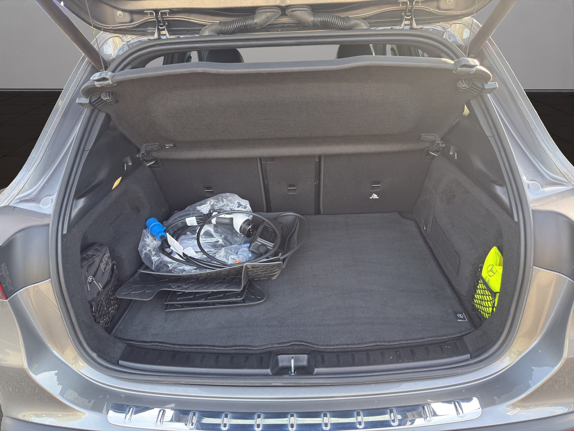 MERCEDES-BENZ EQA 250 AMG Line-image-8