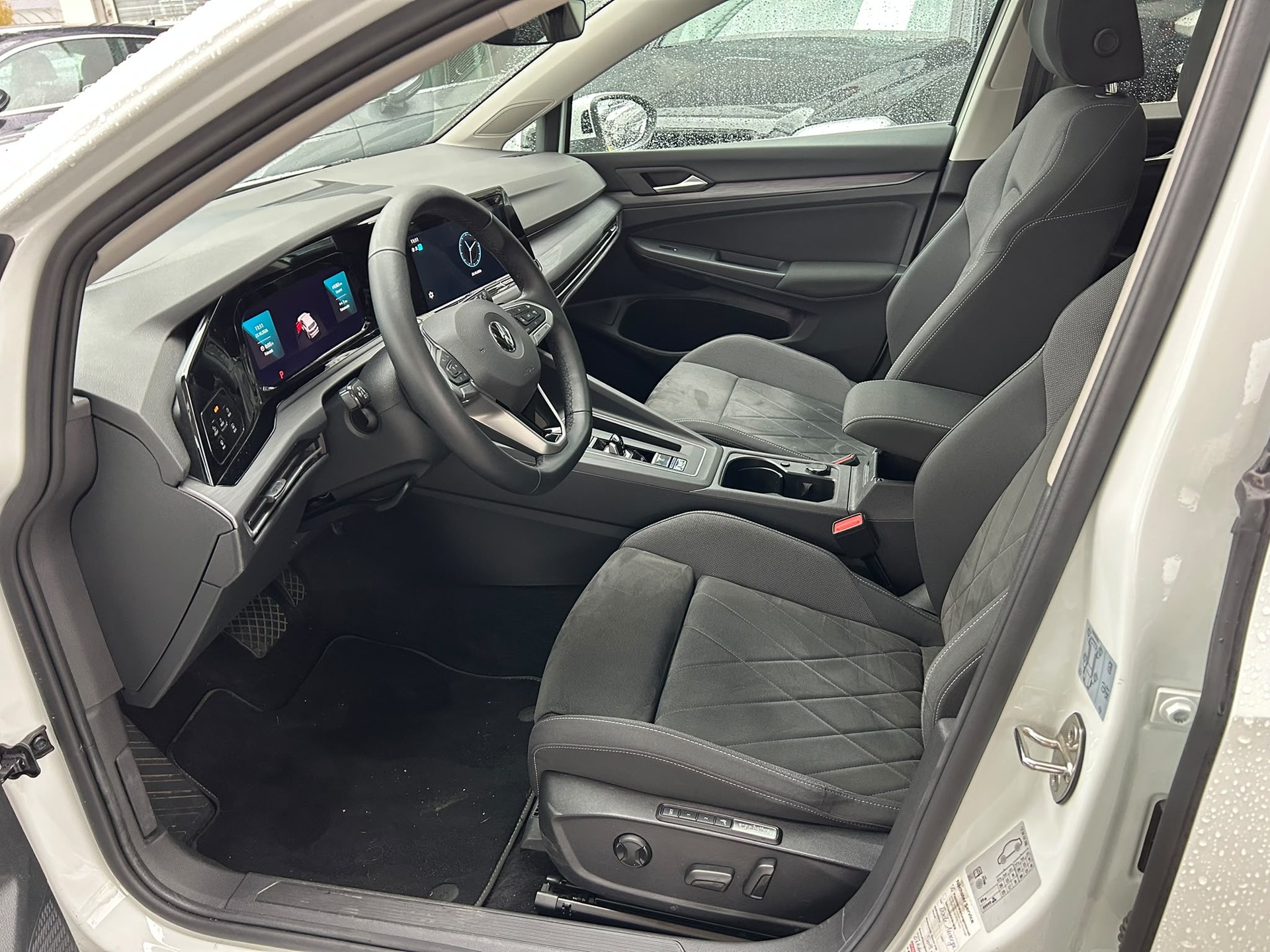 VW Golf 1.5 eTSI mHEV ACT Style DSG-image-7