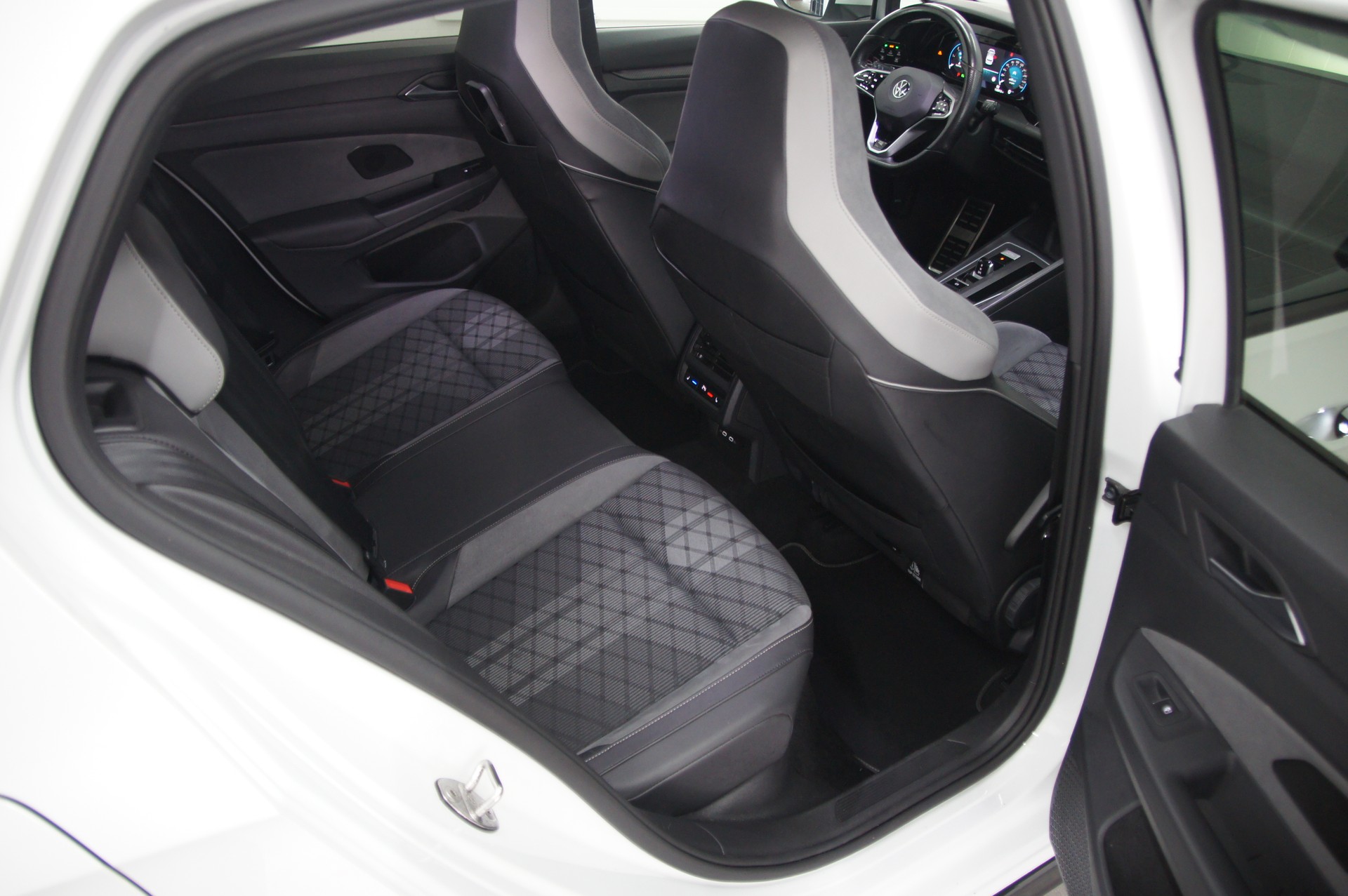 VW Golf 2.0 TDI R-line DSG-image-14