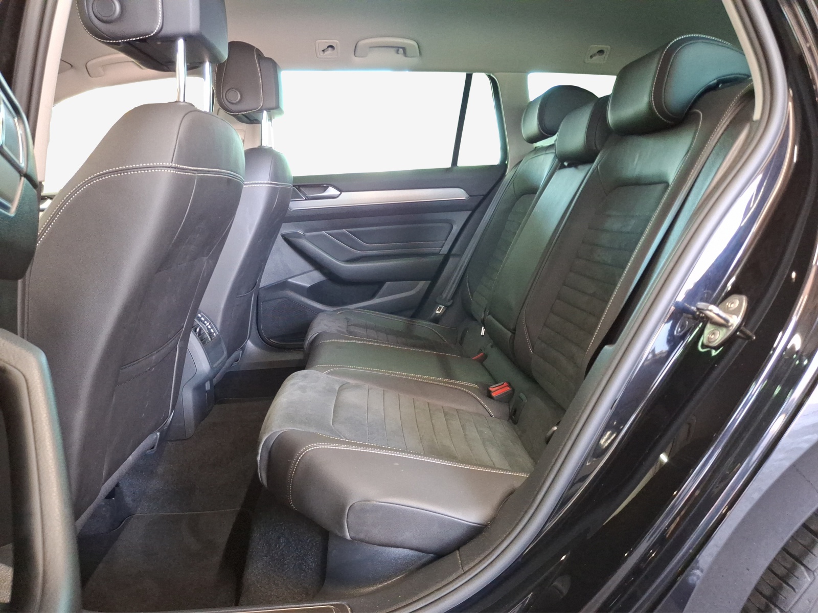 VW Passat 2.0 TDI BMT Elegance 4Motion DSG-image-11