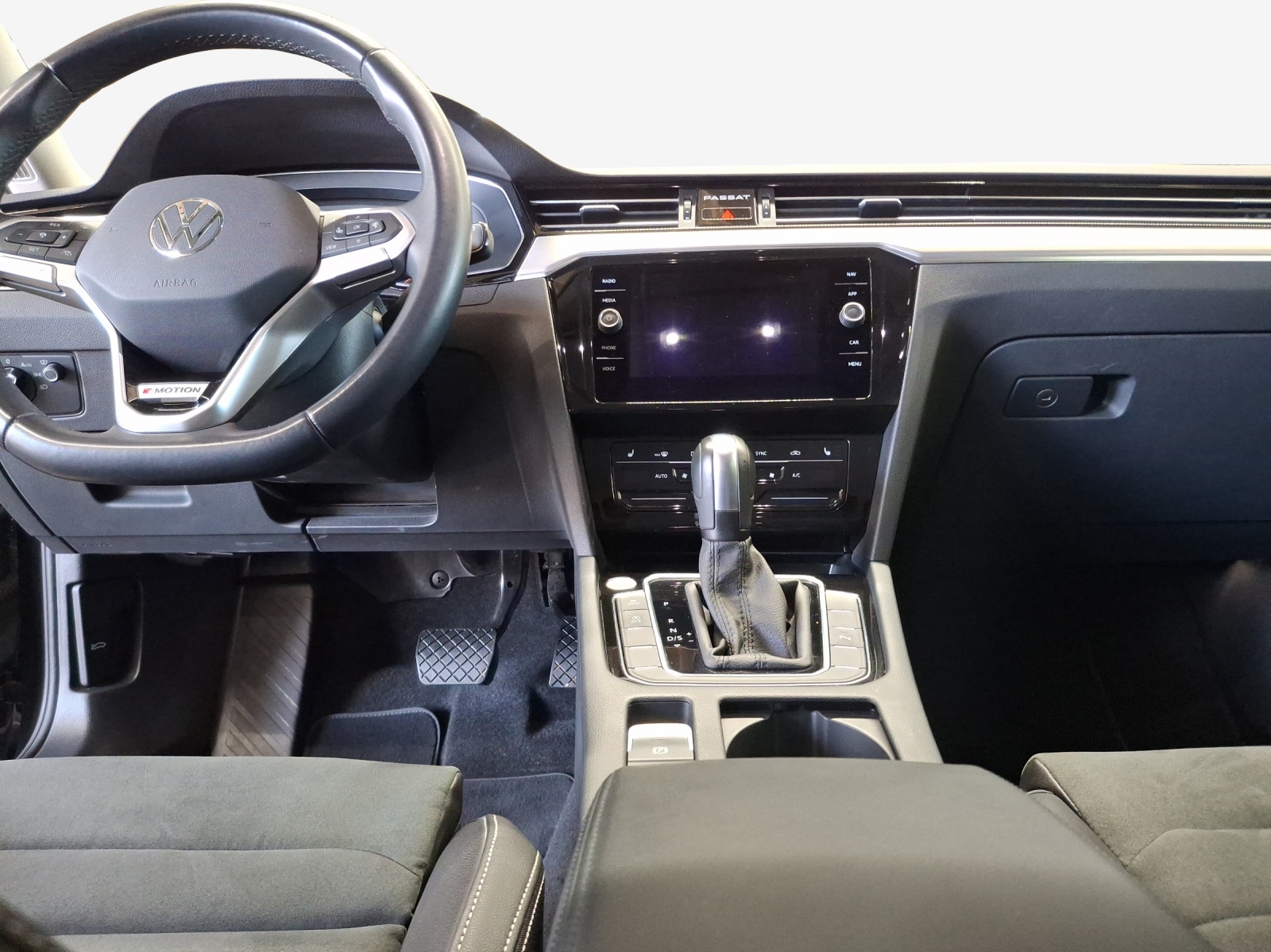 VW Passat 2.0 TDI BMT Elegance 4Motion DSG-image-10