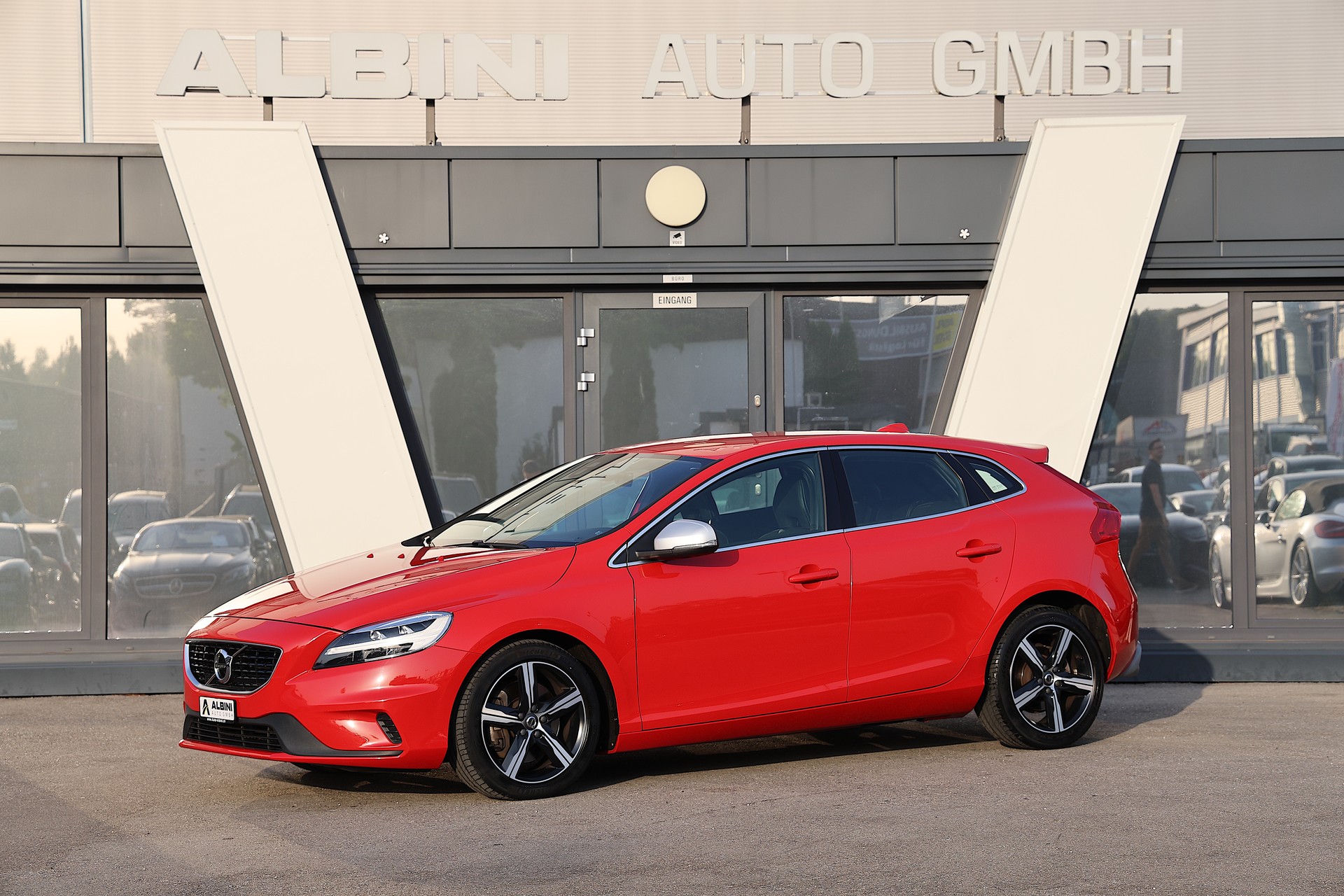 VOLVO V40 D3 R-Design-image-0