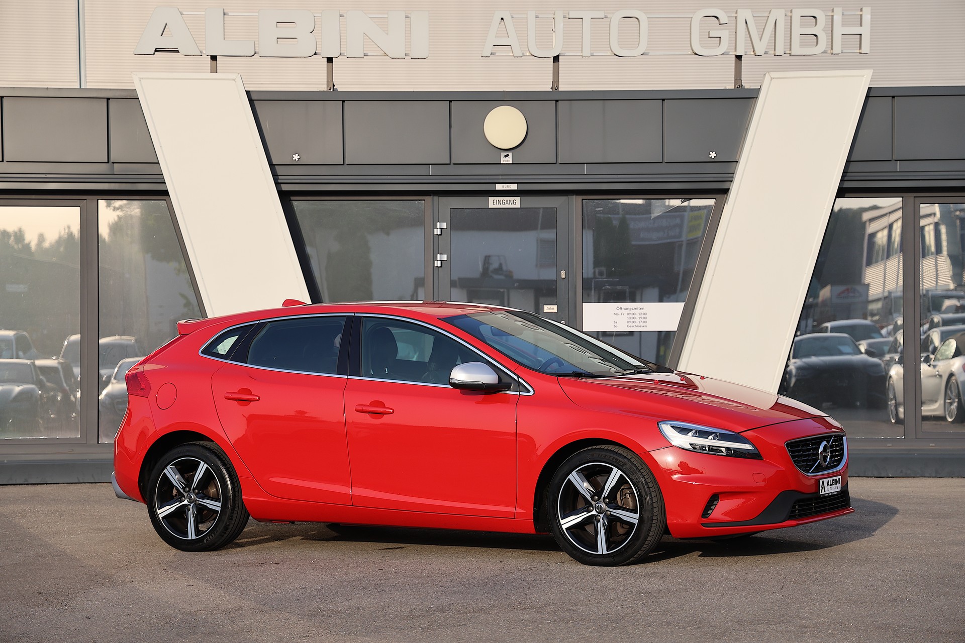 VOLVO V40 D3 R-Design-image-1