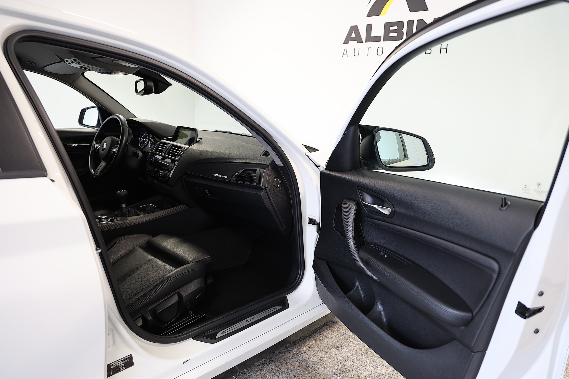 BMW 120i Sport Line-image-10