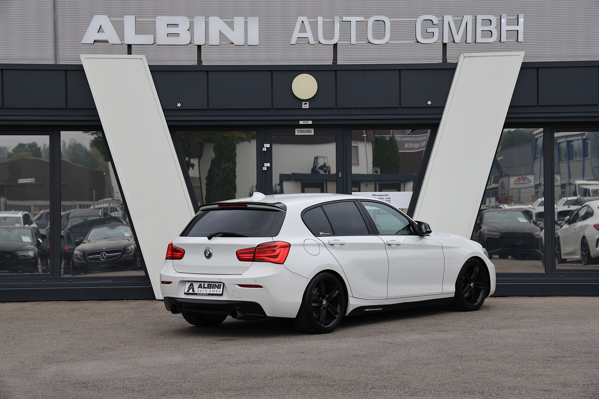 BMW 120i Sport Line-image-2