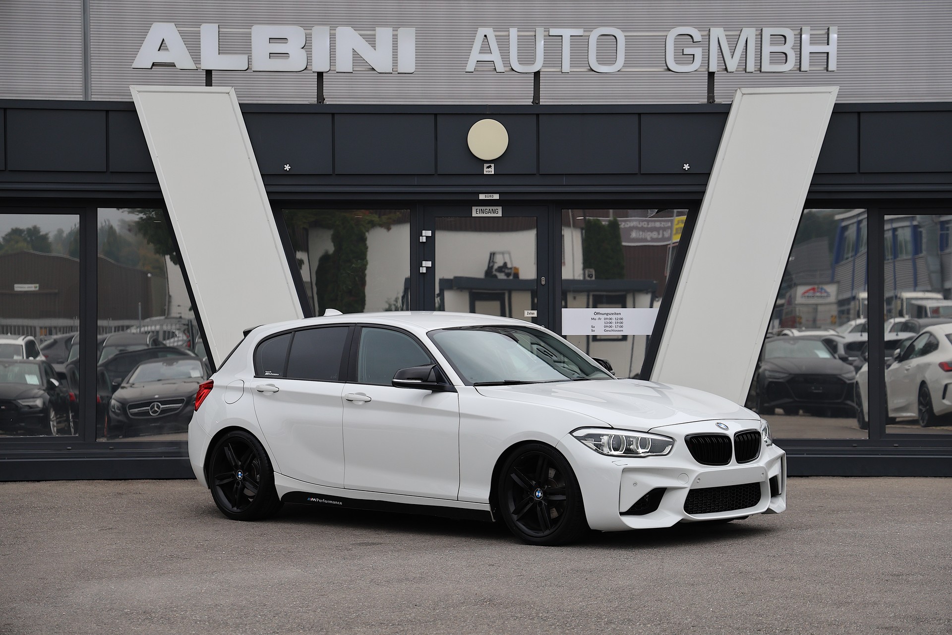 BMW 120i Sport Line-image-1
