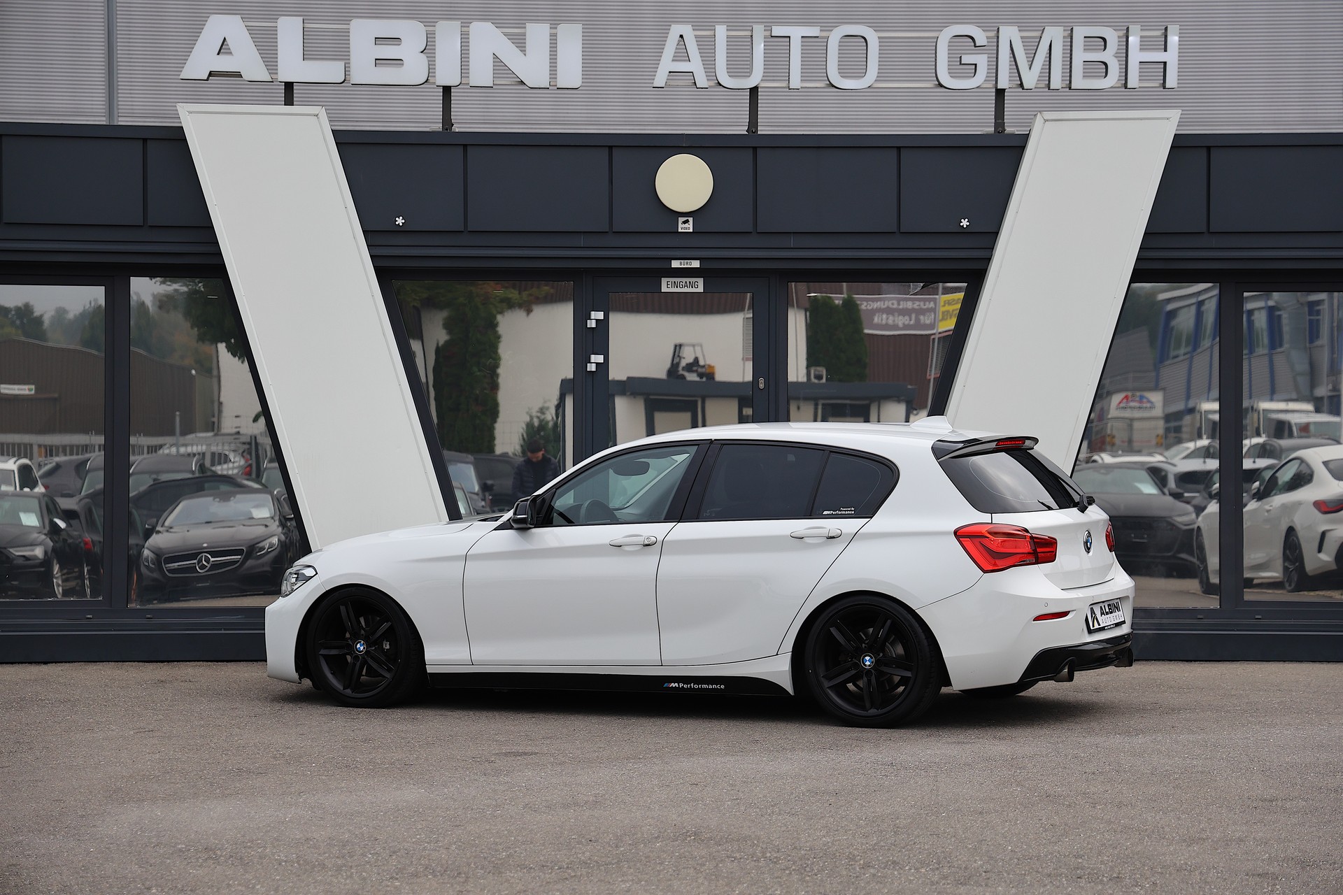 BMW 120i Sport Line-image-3