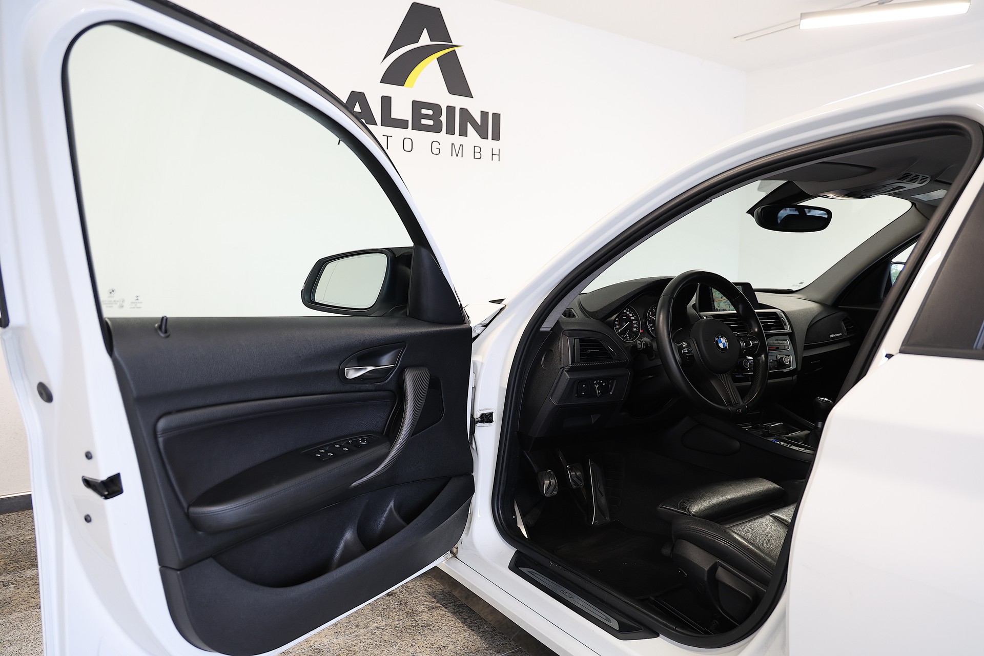 BMW 120i Sport Line-image-4