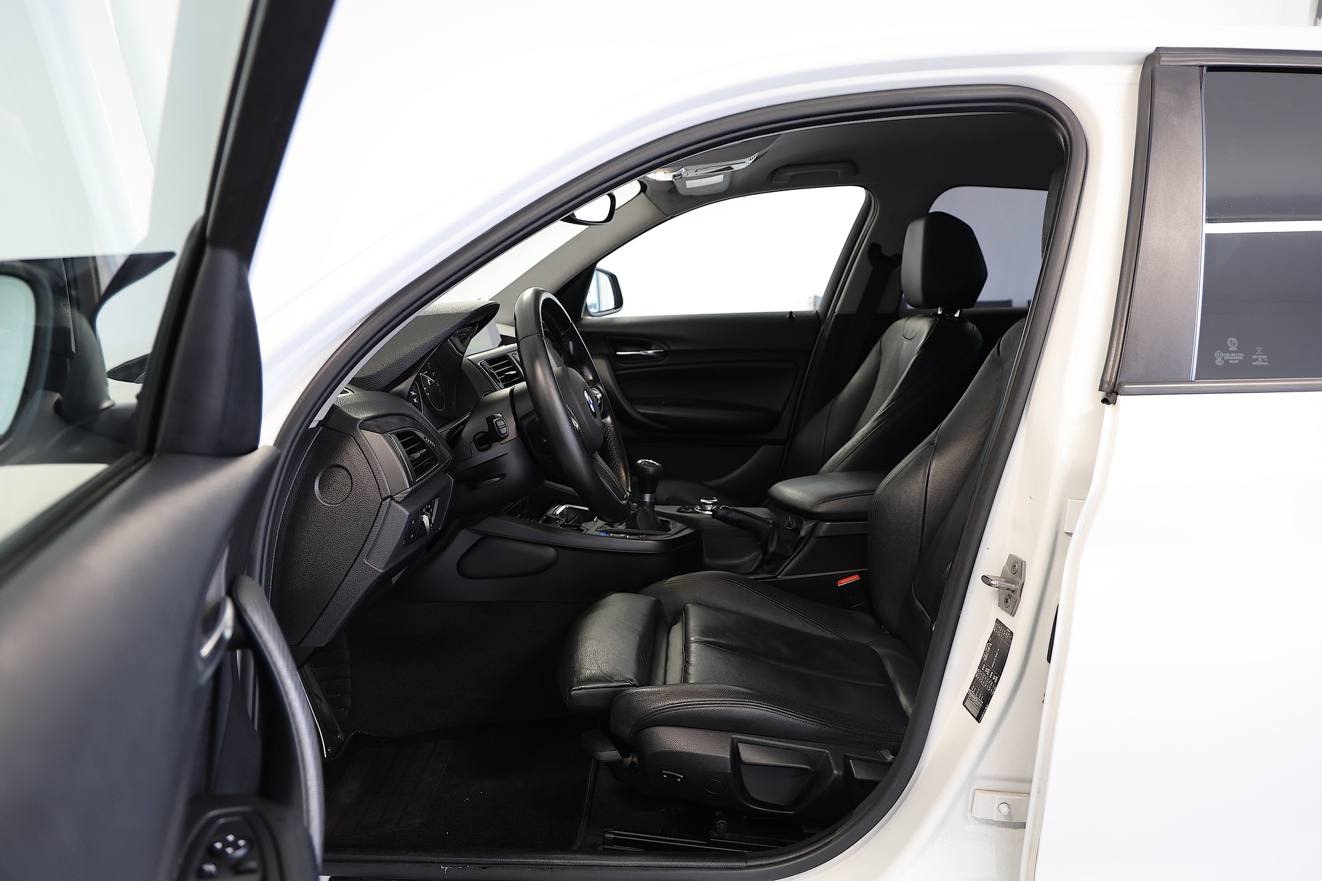 BMW 120i Sport Line-image-5