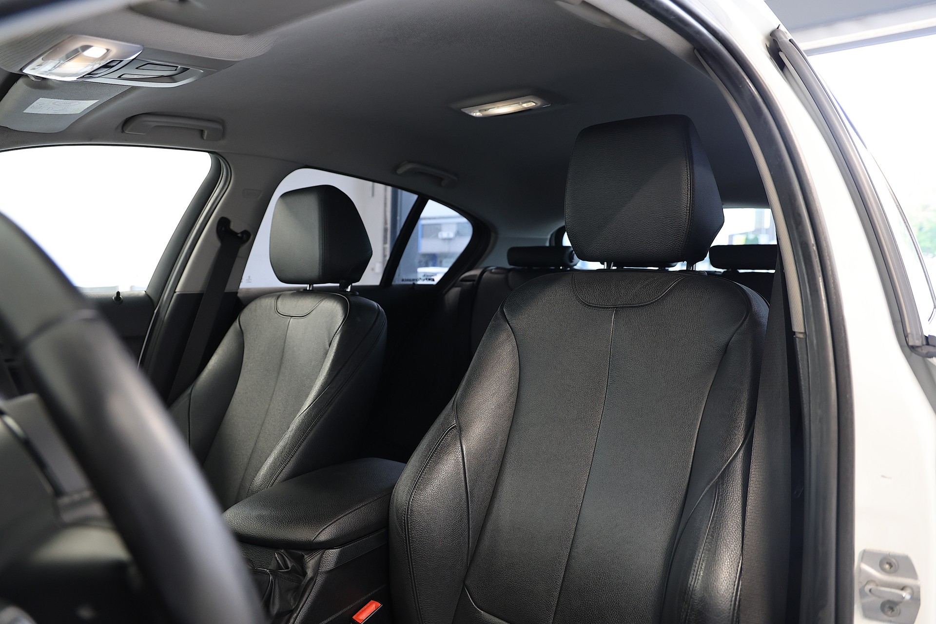 BMW 120i Sport Line-image-6