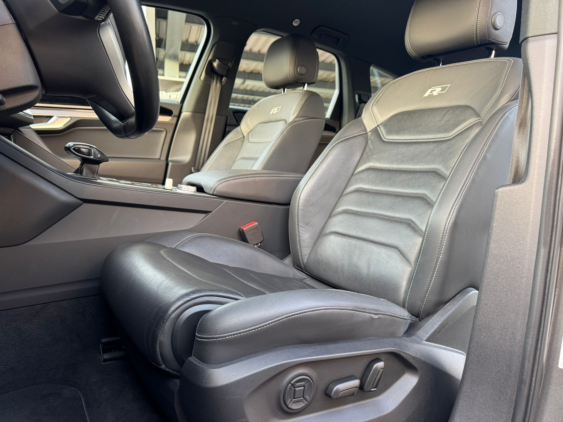 VW Touareg 3.0 TDI R Line Tiptronic-image-8