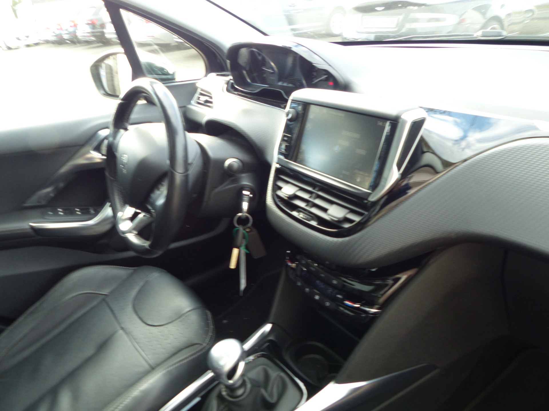PEUGEOT 2008 1.2 PureTech Allure-image-14