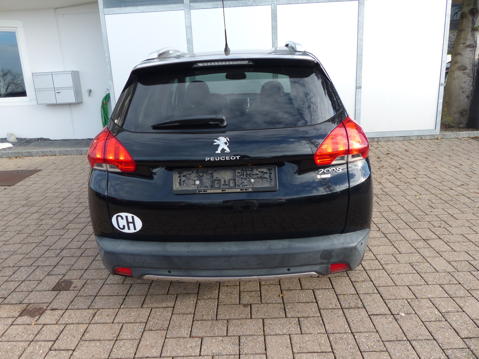 PEUGEOT 2008 1.2 PureTech Allure-image-8