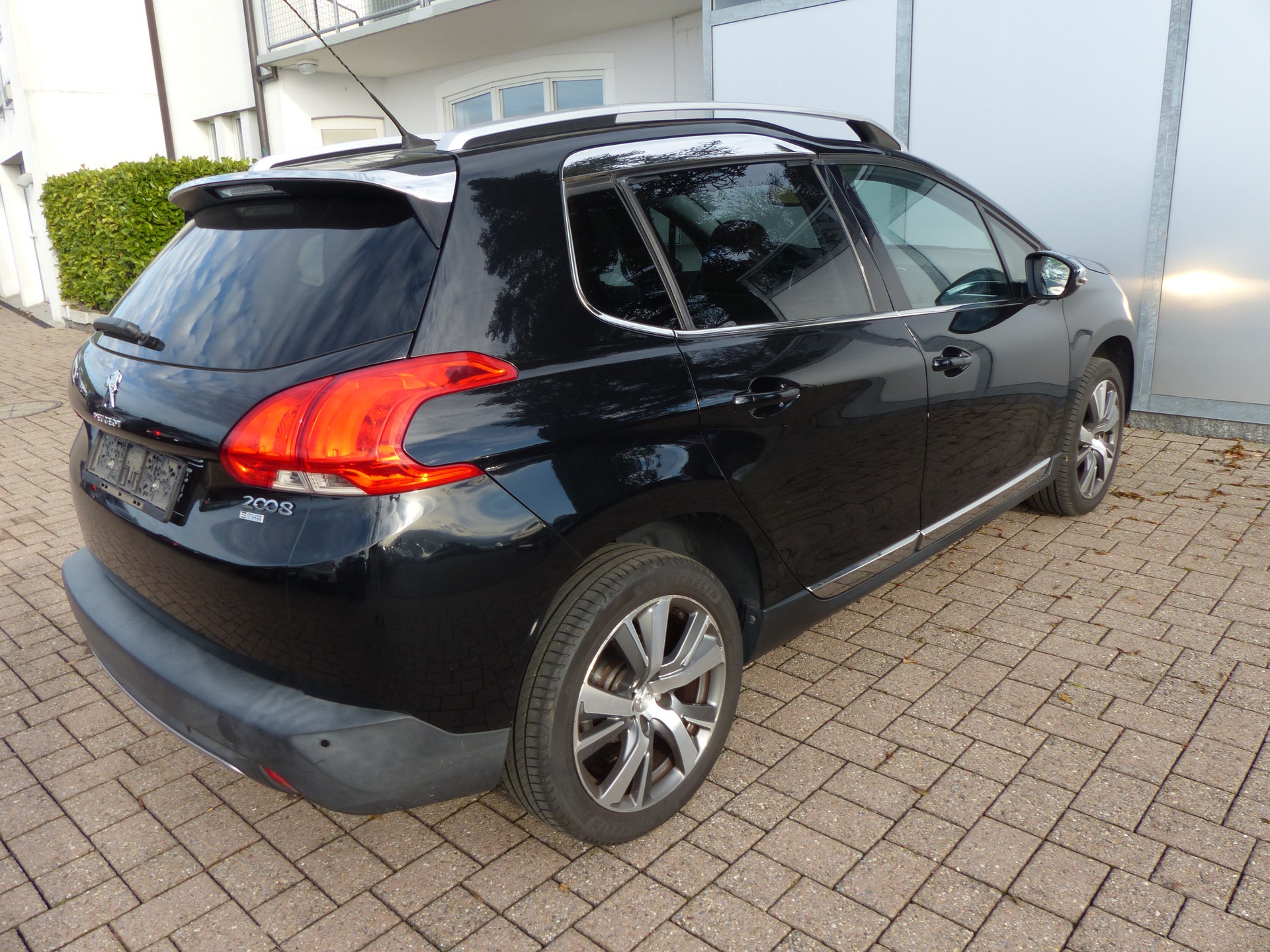 PEUGEOT 2008 1.2 PureTech Allure-image-10
