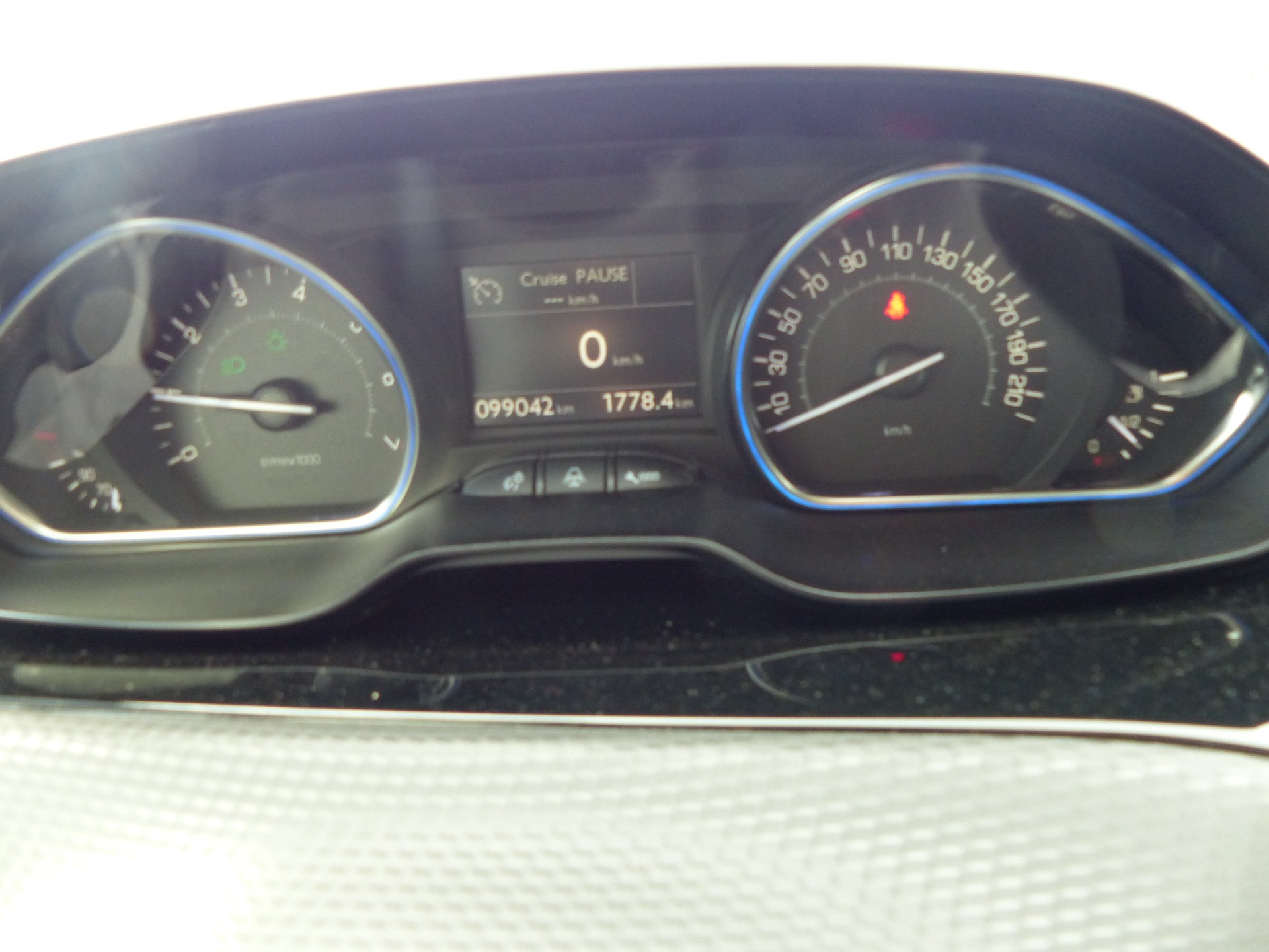 PEUGEOT 2008 1.2 PureTech Allure-image-22