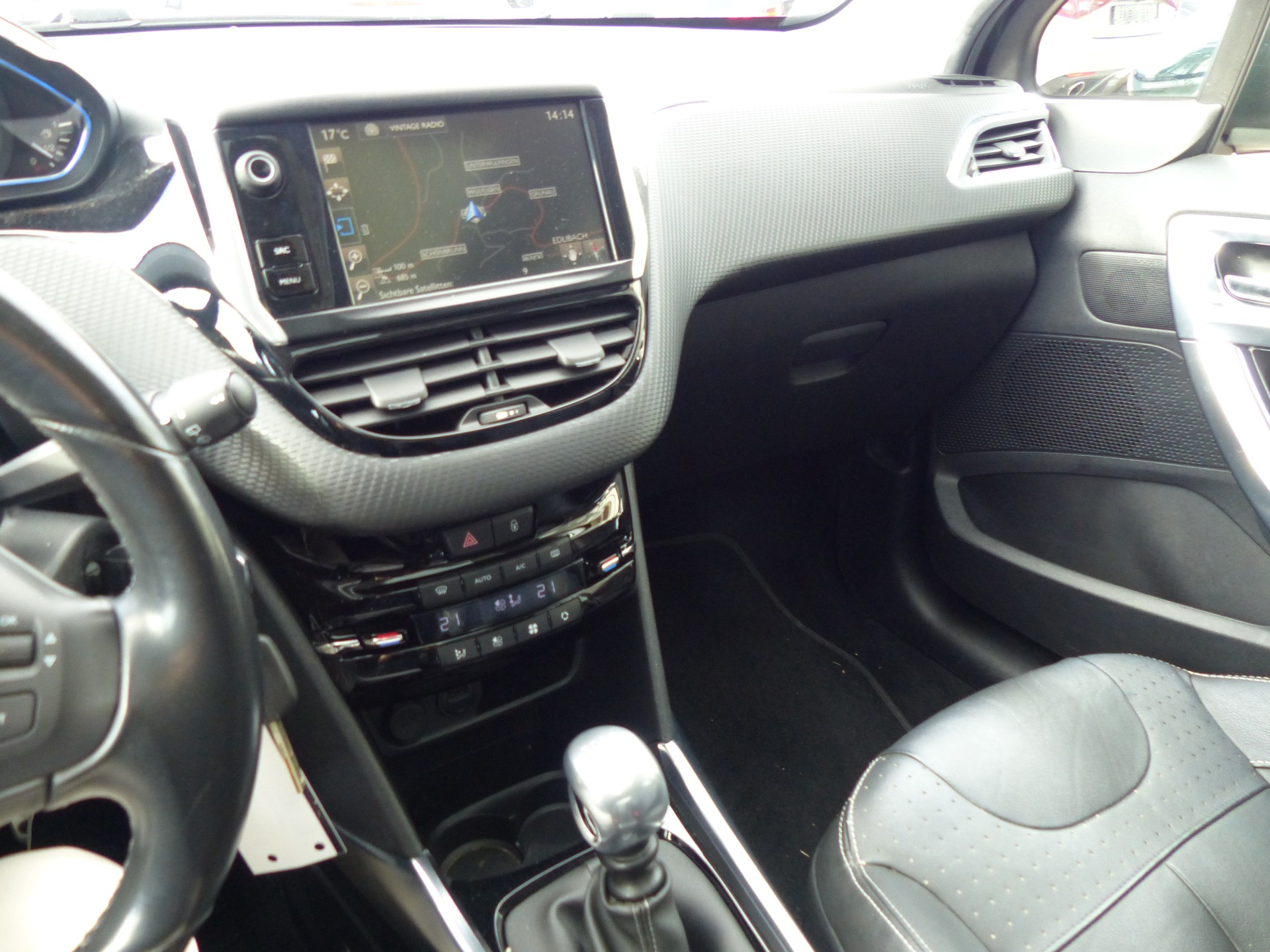 PEUGEOT 2008 1.2 PureTech Allure-image-21