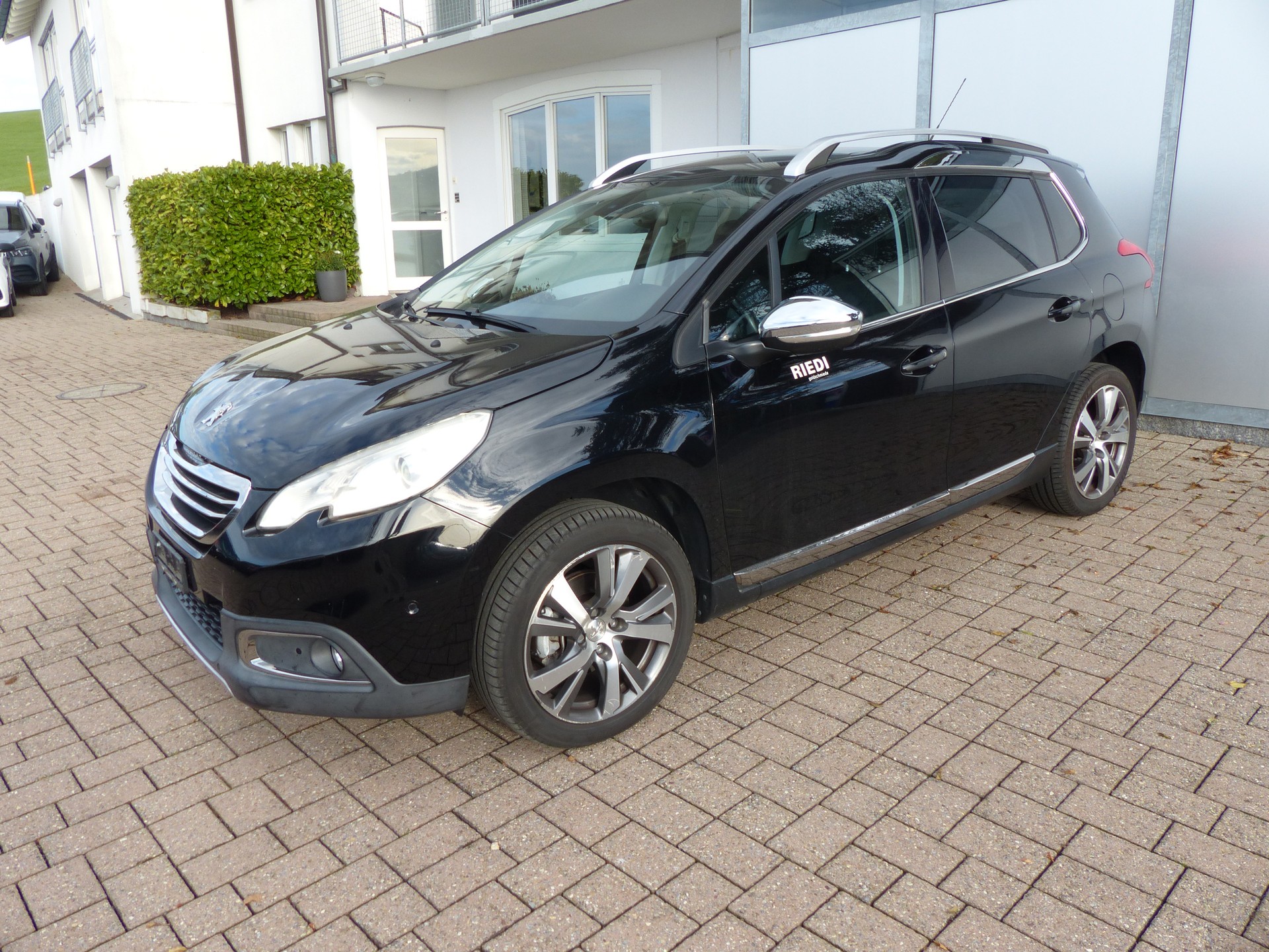 PEUGEOT 2008 1.2 PureTech Allure-image-0