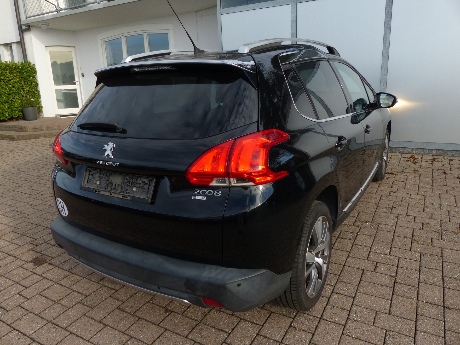 PEUGEOT 2008 1.2 PureTech Allure-image-7
