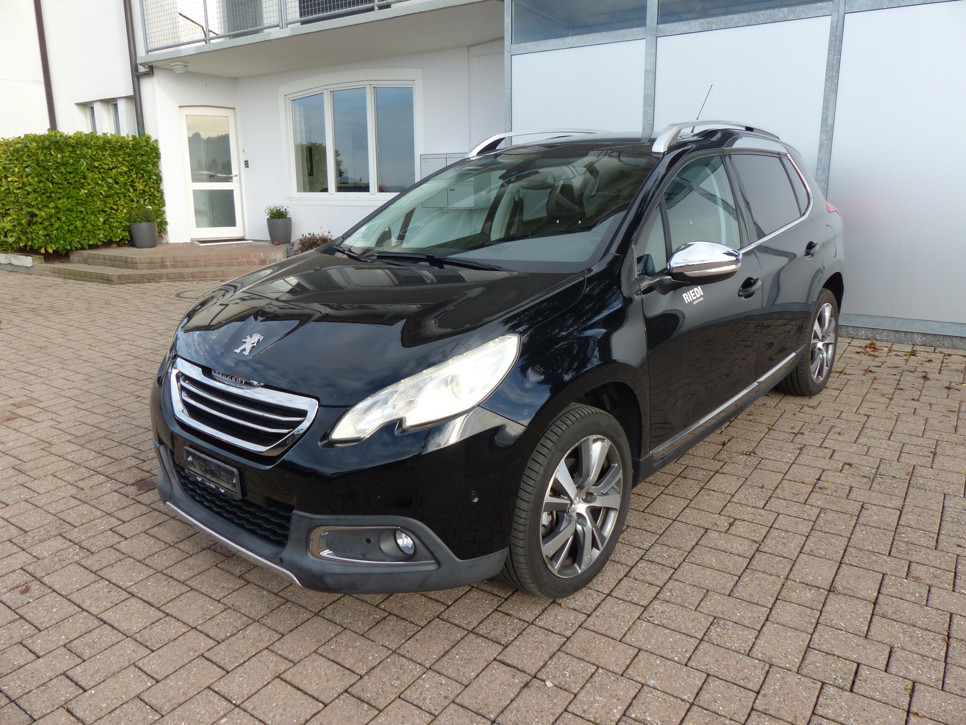 PEUGEOT 2008 1.2 PureTech Allure-image-1