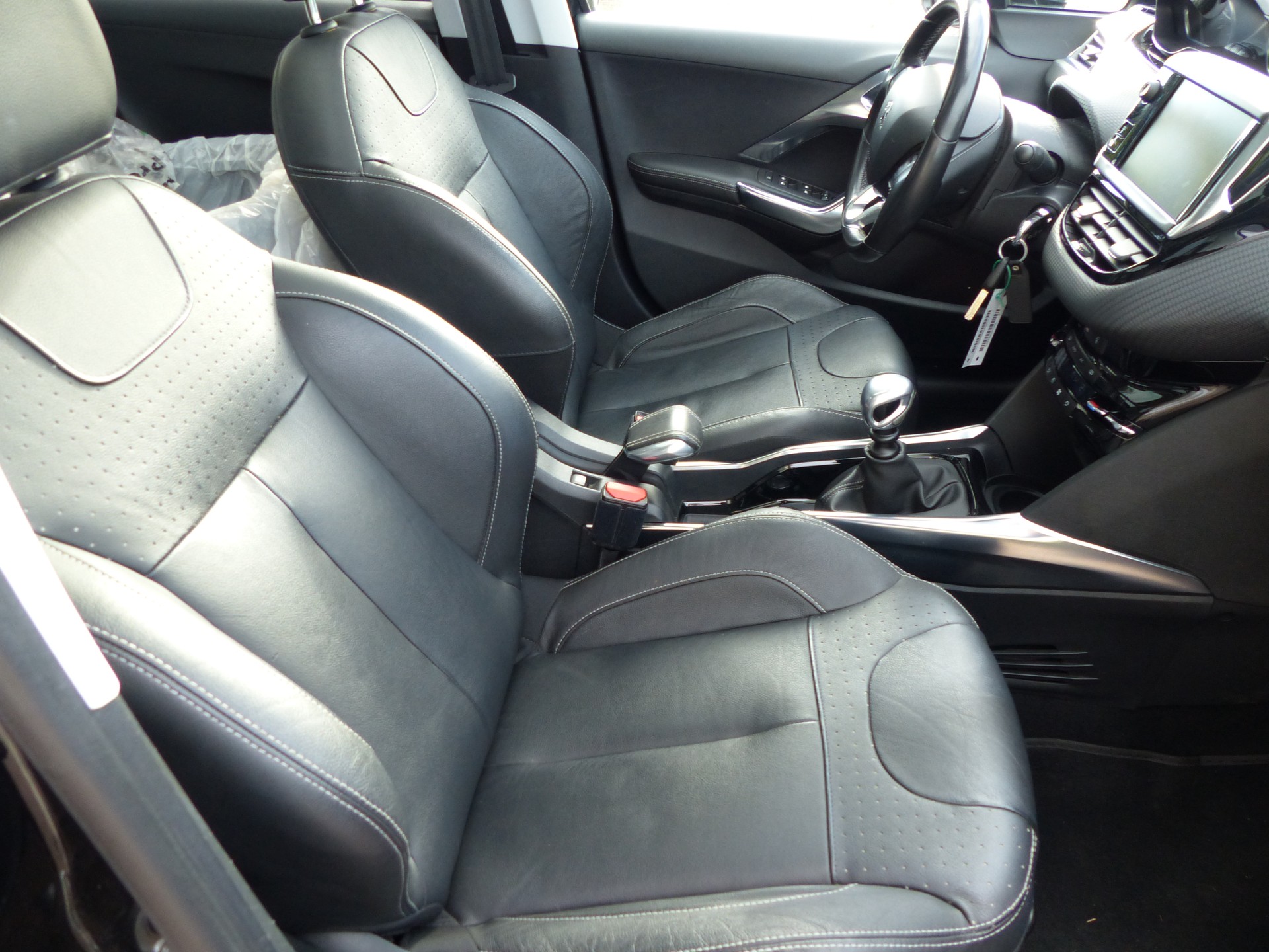 PEUGEOT 2008 1.2 PureTech Allure-image-16