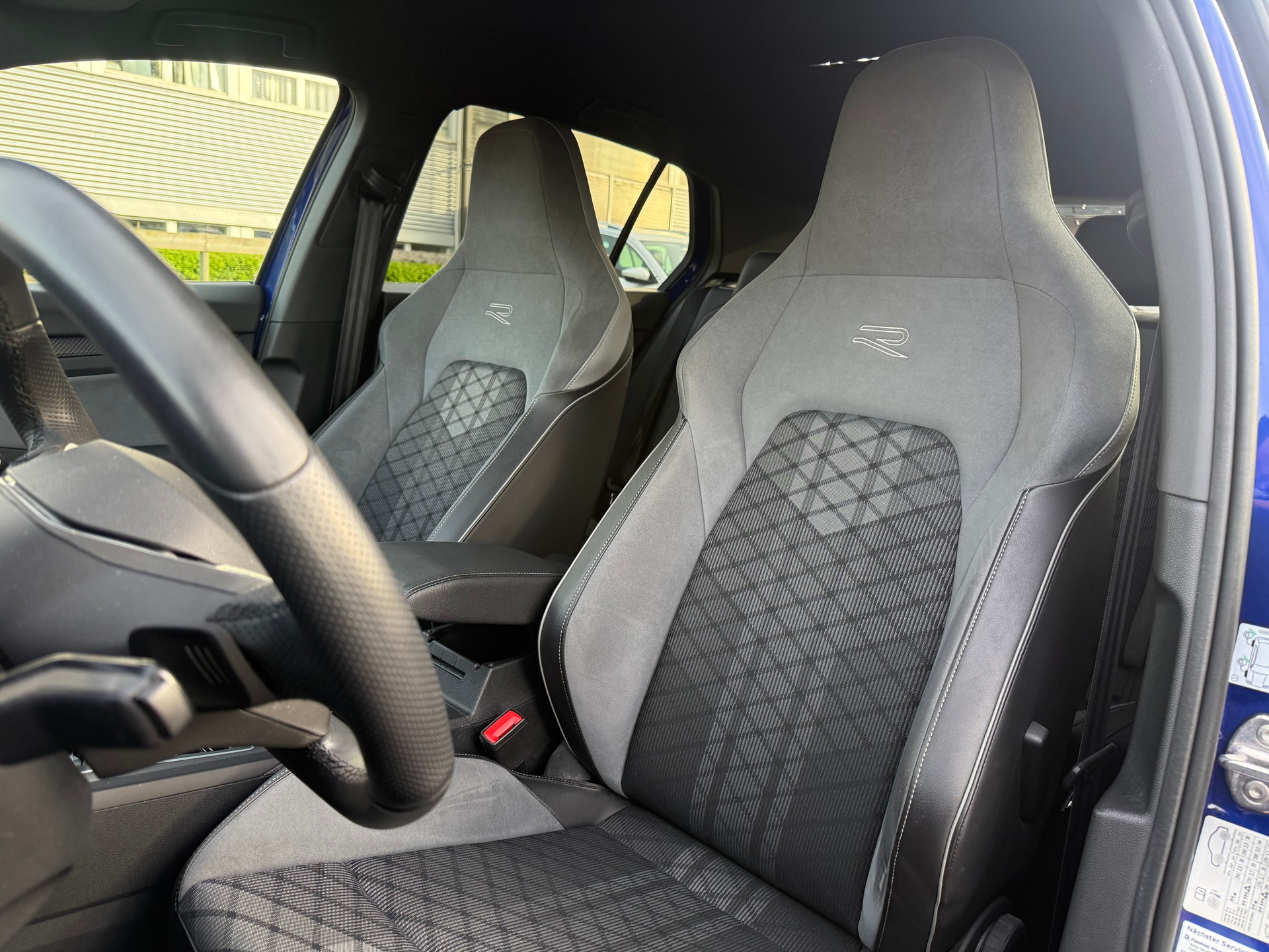 VW Golf 2.0 TDI R-Line DSG 4Motion-image-13