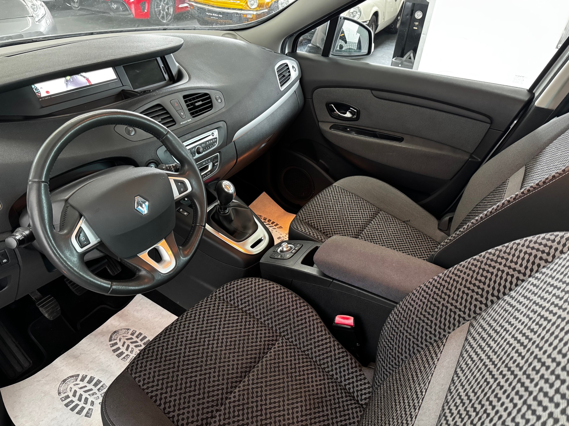 RENAULT Grand Scénic 1.6 dCi Dynamique-image-12