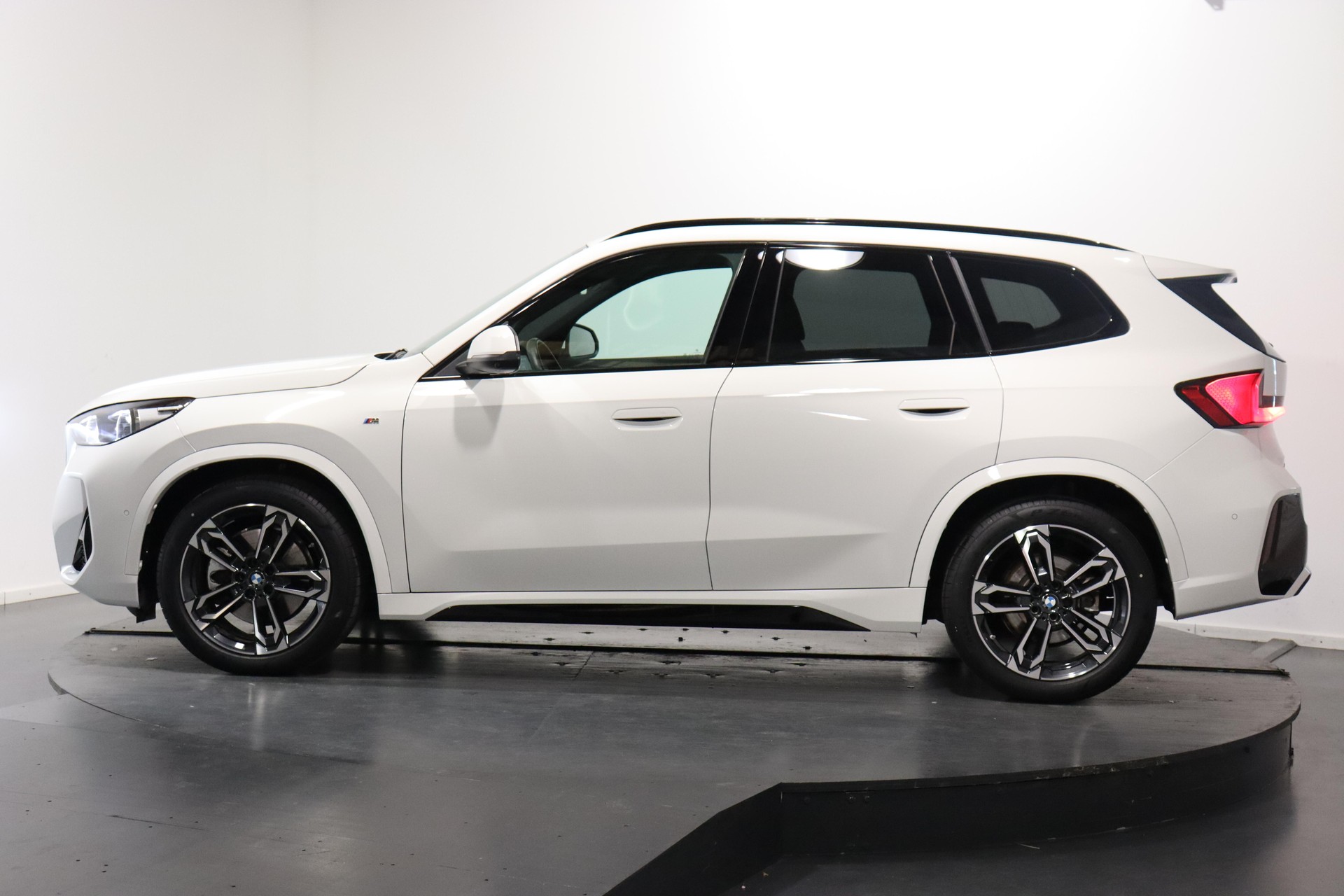 BMW X1 23i xDrive paddles-image-1