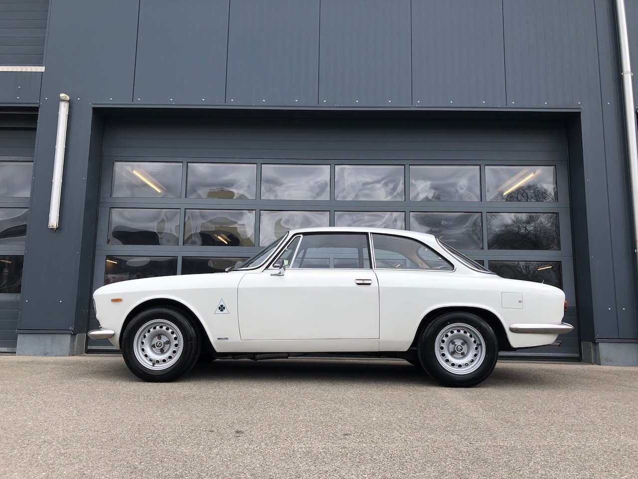 ALFA ROMEO GT 1300 Junior-image-1
