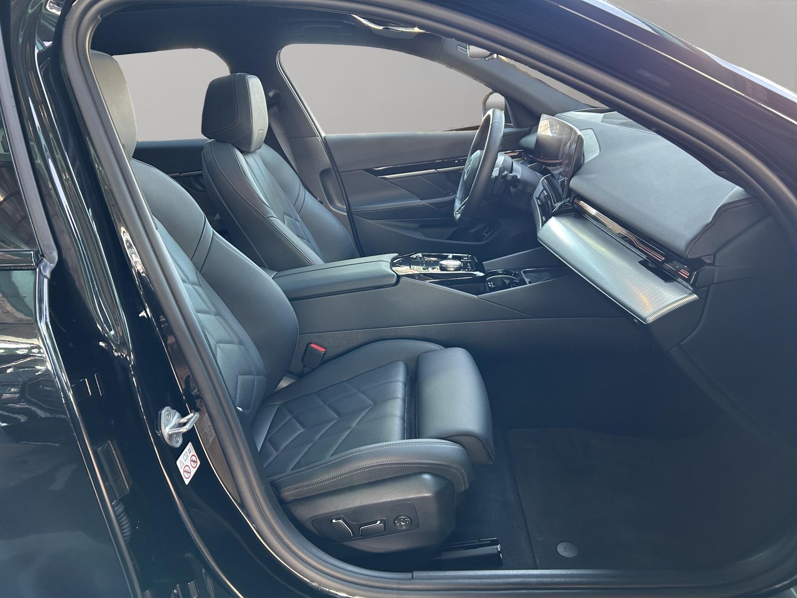 BMW 520d xDrive Touring-image-10