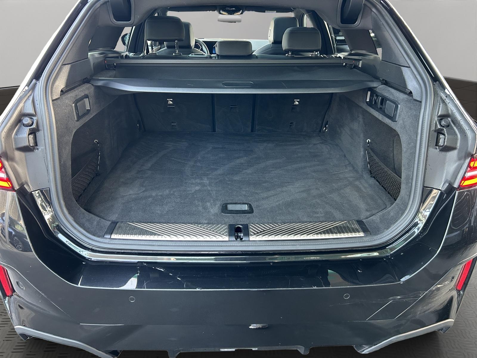 BMW 520d xDrive Touring-image-17