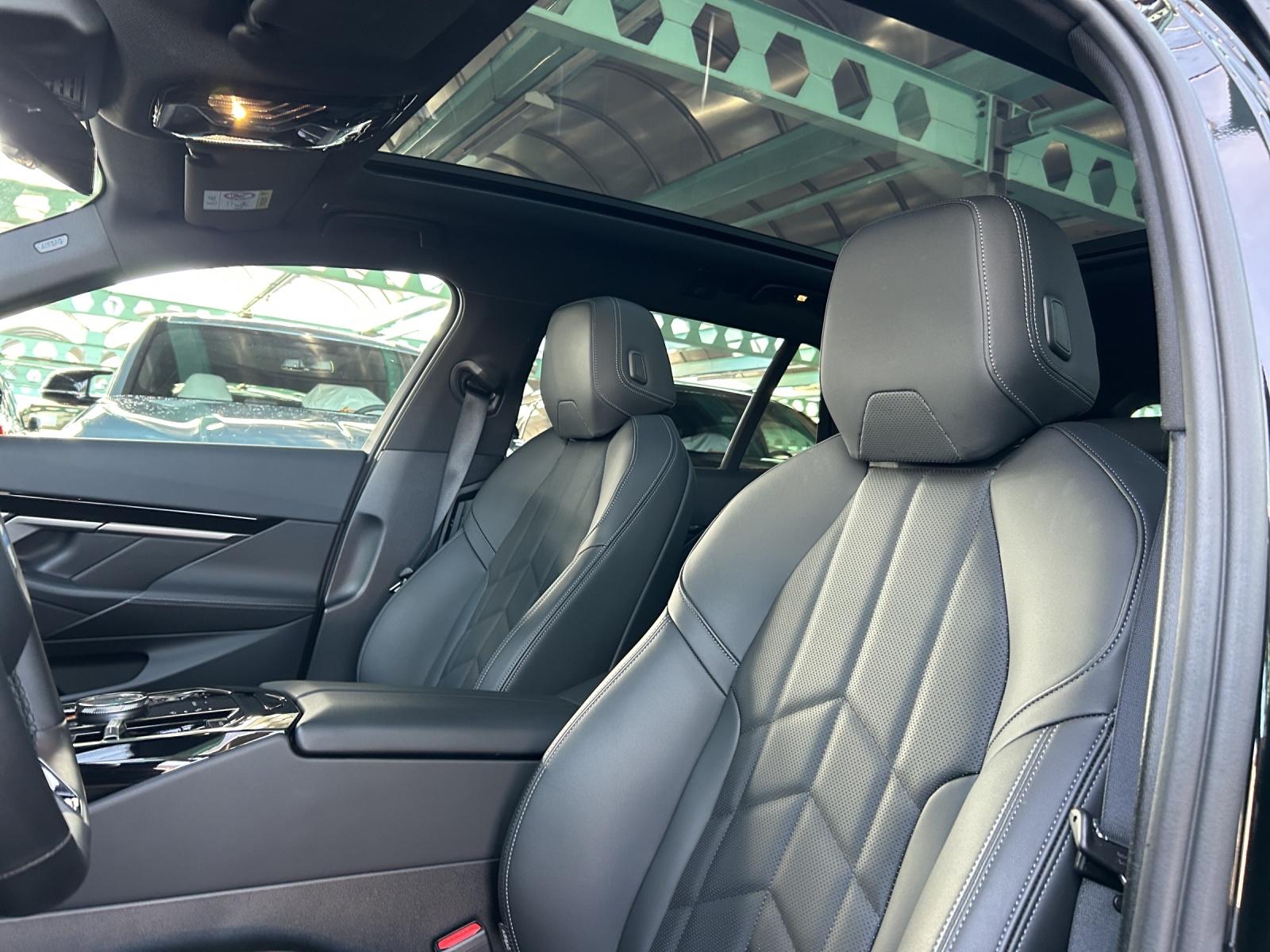 BMW 520d xDrive Touring-image-12