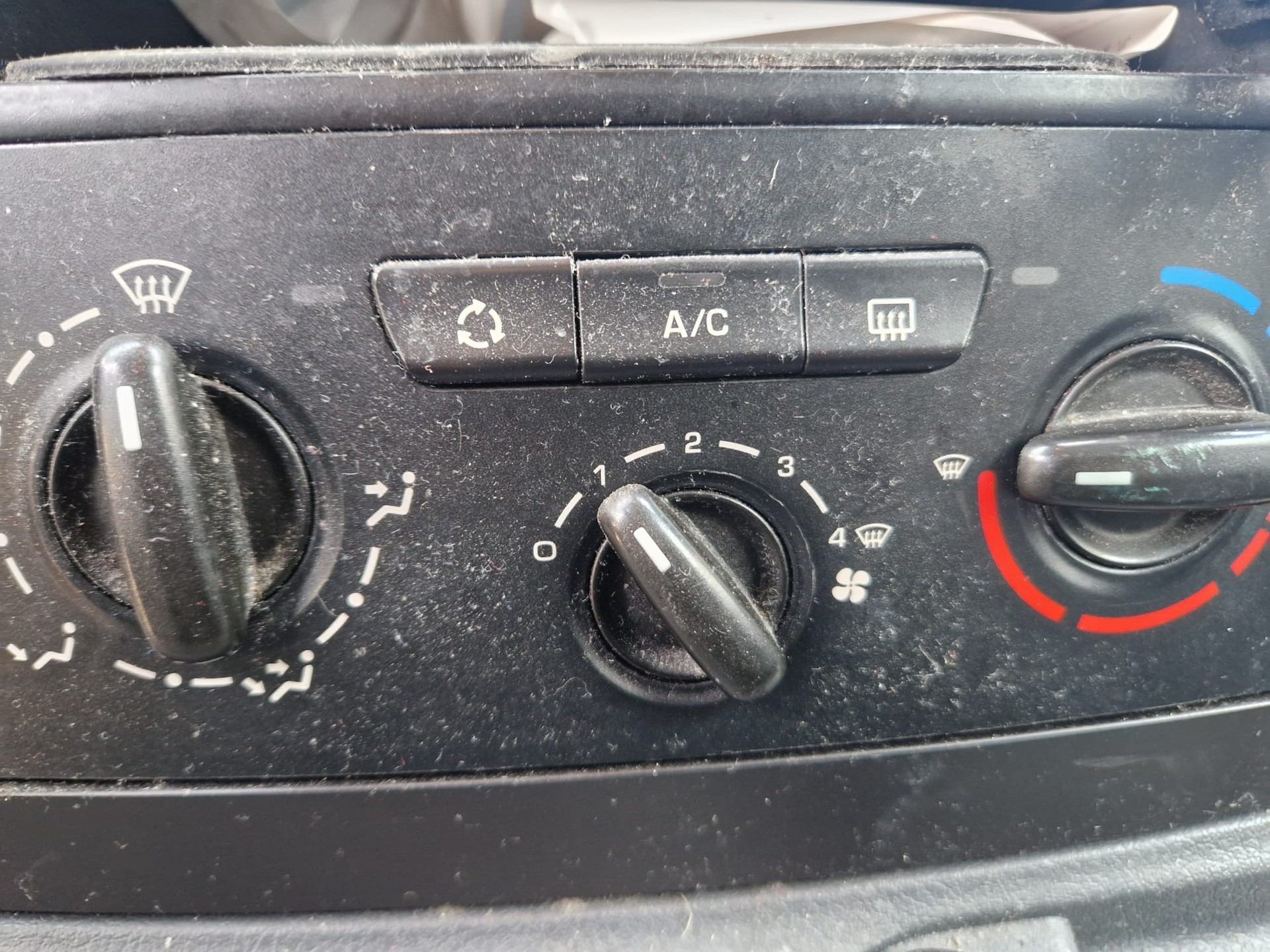 PEUGEOT Expert 2.0 HDi 229 L2H1-image-8
