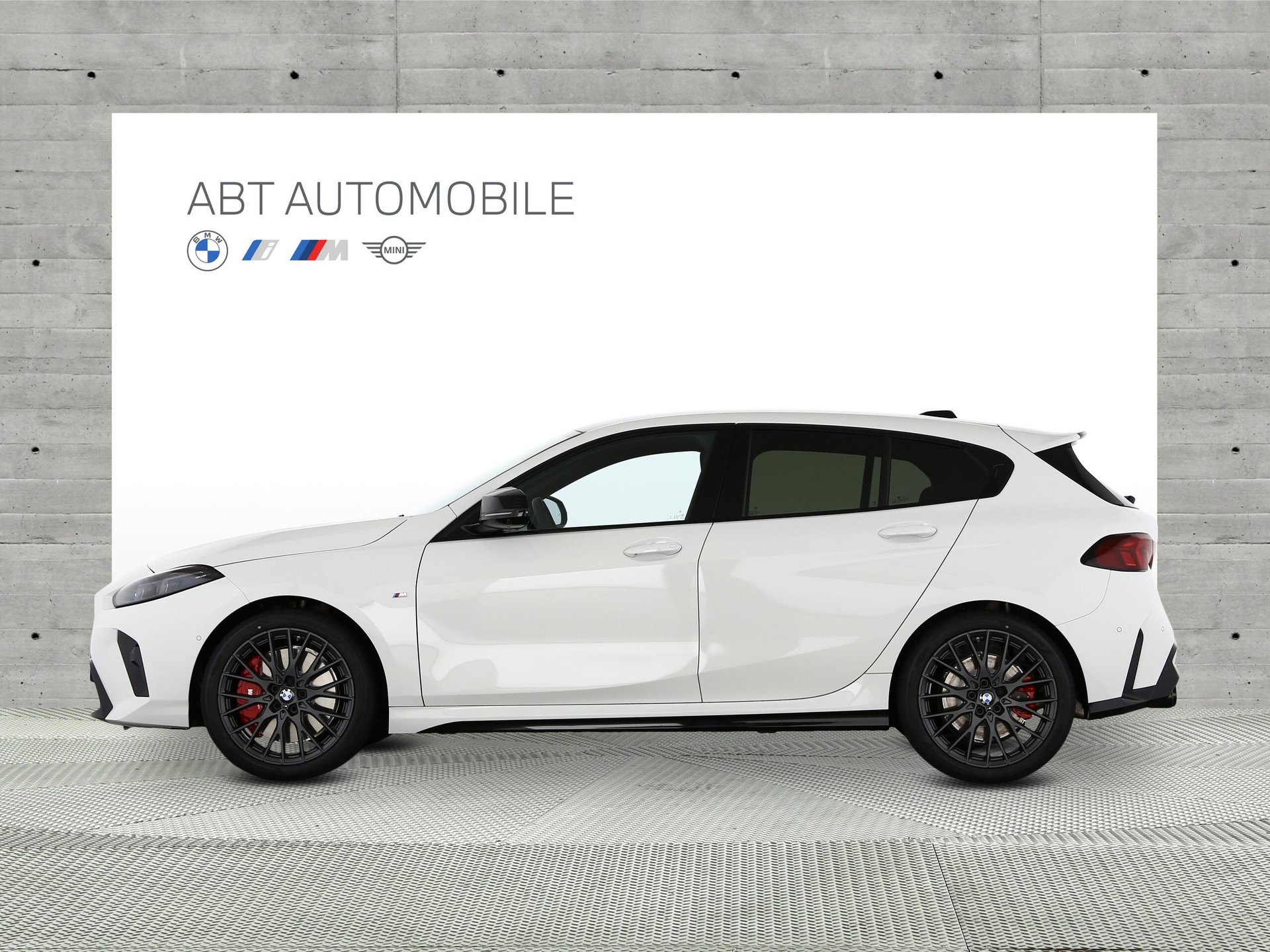 BMW M135i xDrive-showroom-element-1