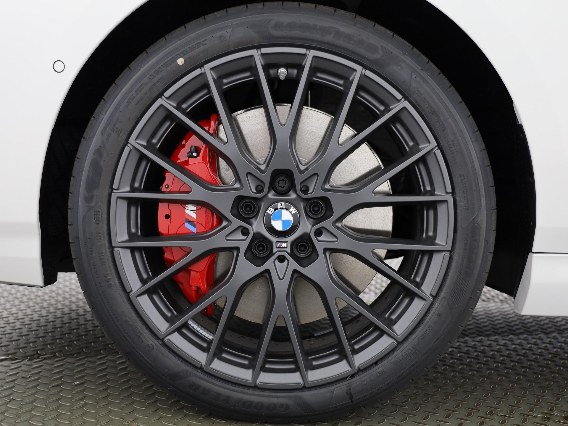 BMW M135i xDrive-showroom-element-3