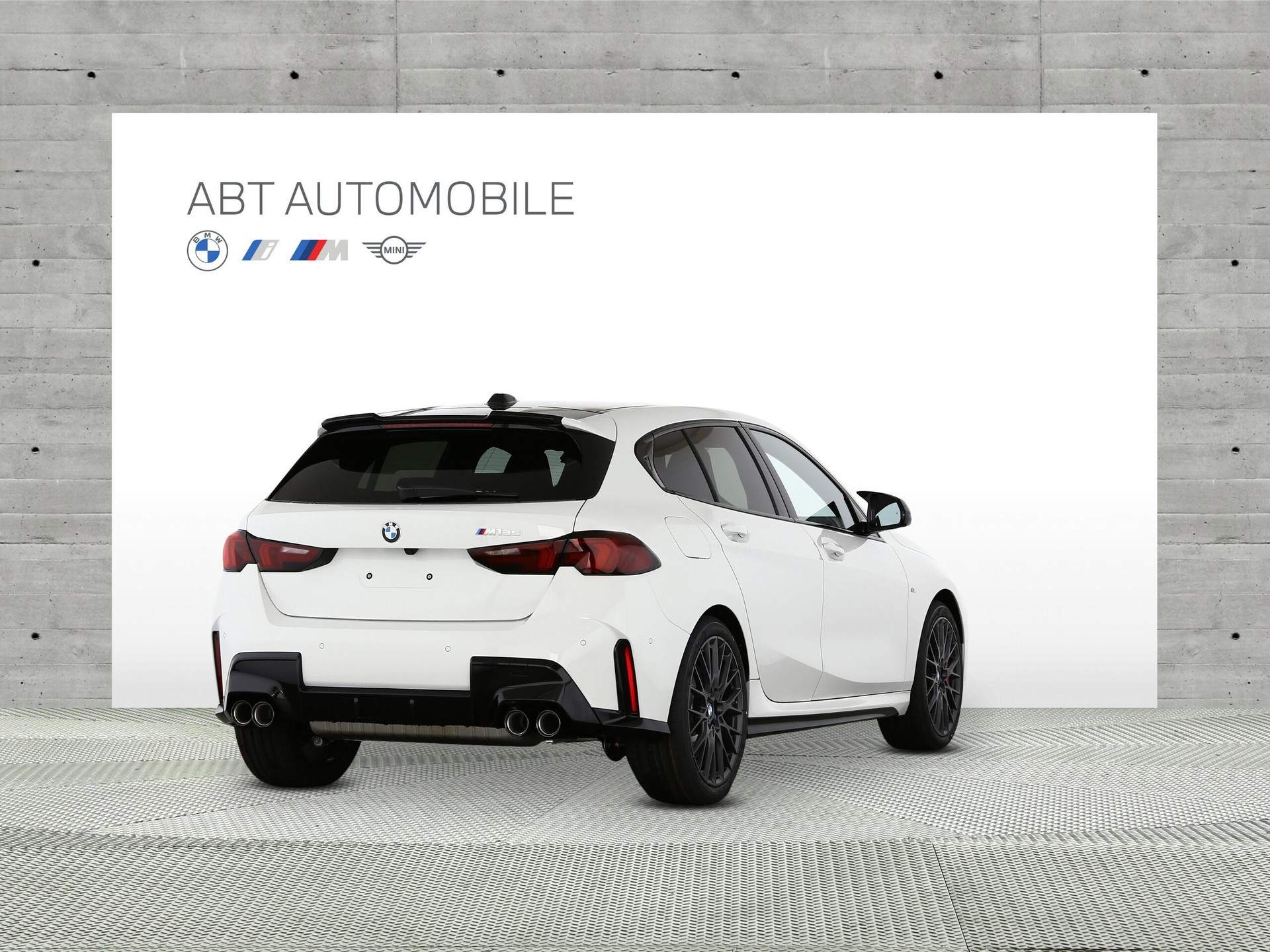 BMW M135i xDrive-showroom-element-2