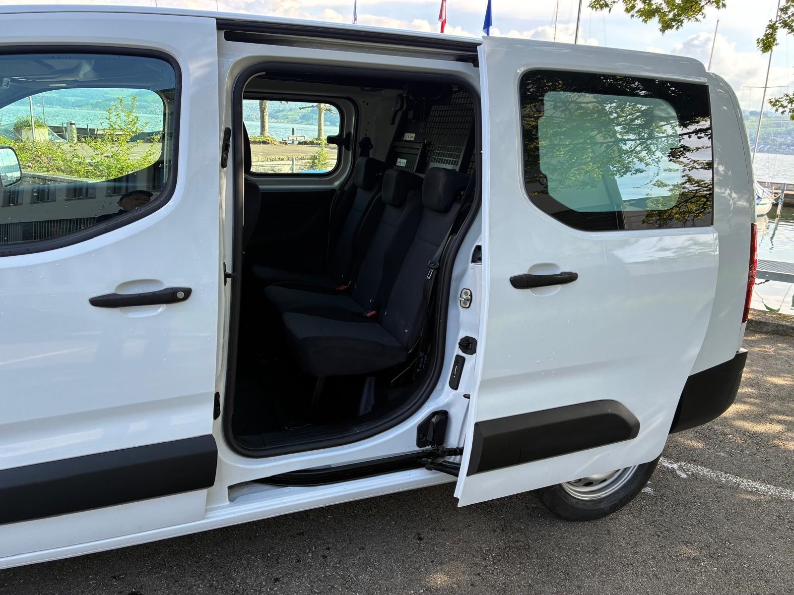 PEUGEOT Partner 1.5 Blue HDi s/s Pro Vertiefte Kabine EAT8-image-4