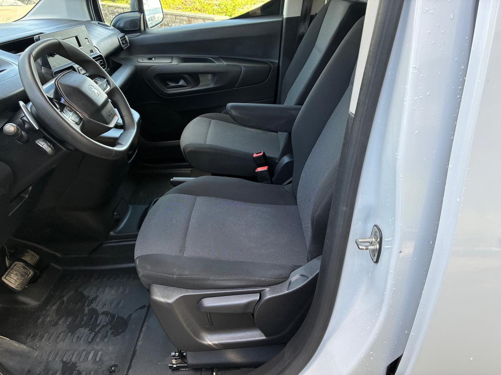 PEUGEOT Partner 1.5 Blue HDi s/s Pro Vertiefte Kabine EAT8-image-11