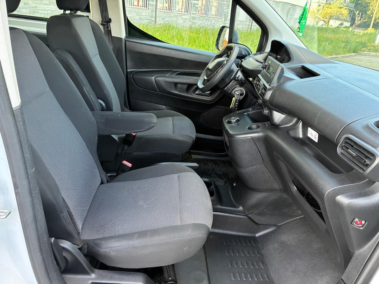 PEUGEOT Partner 1.5 Blue HDi s/s Pro Vertiefte Kabine EAT8-image-12