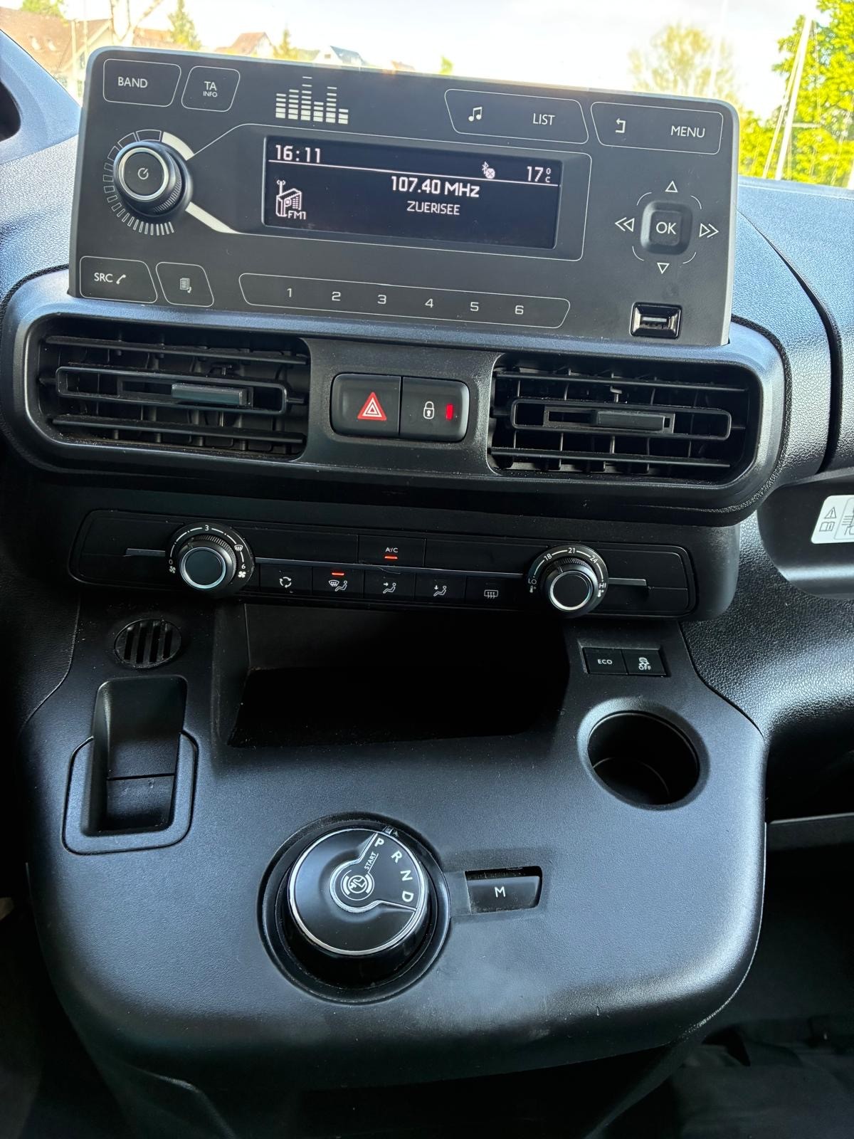 PEUGEOT Partner 1.5 Blue HDi s/s Pro Vertiefte Kabine EAT8-image-3