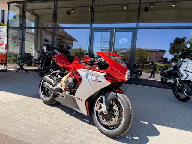 MV AGUSTA Superveloce 800-image-1