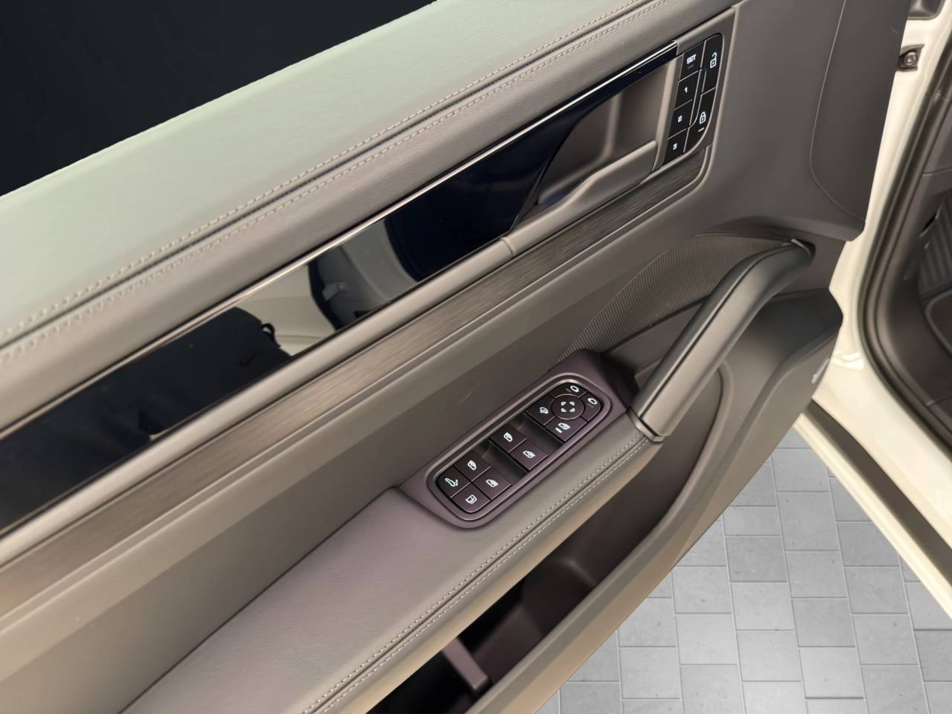 PORSCHE Cayenne S E-Hybrid Coupé Black Edition-image-23
