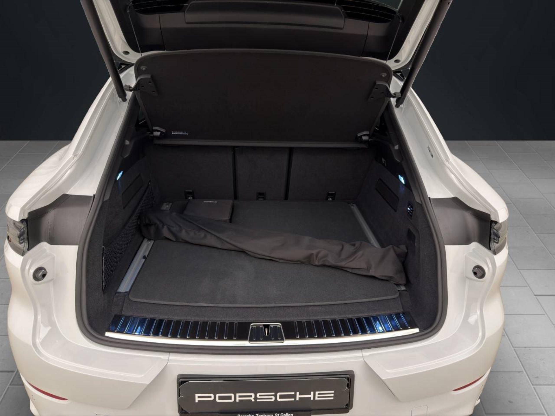 PORSCHE Cayenne S E-Hybrid Coupé Black Edition-image-24