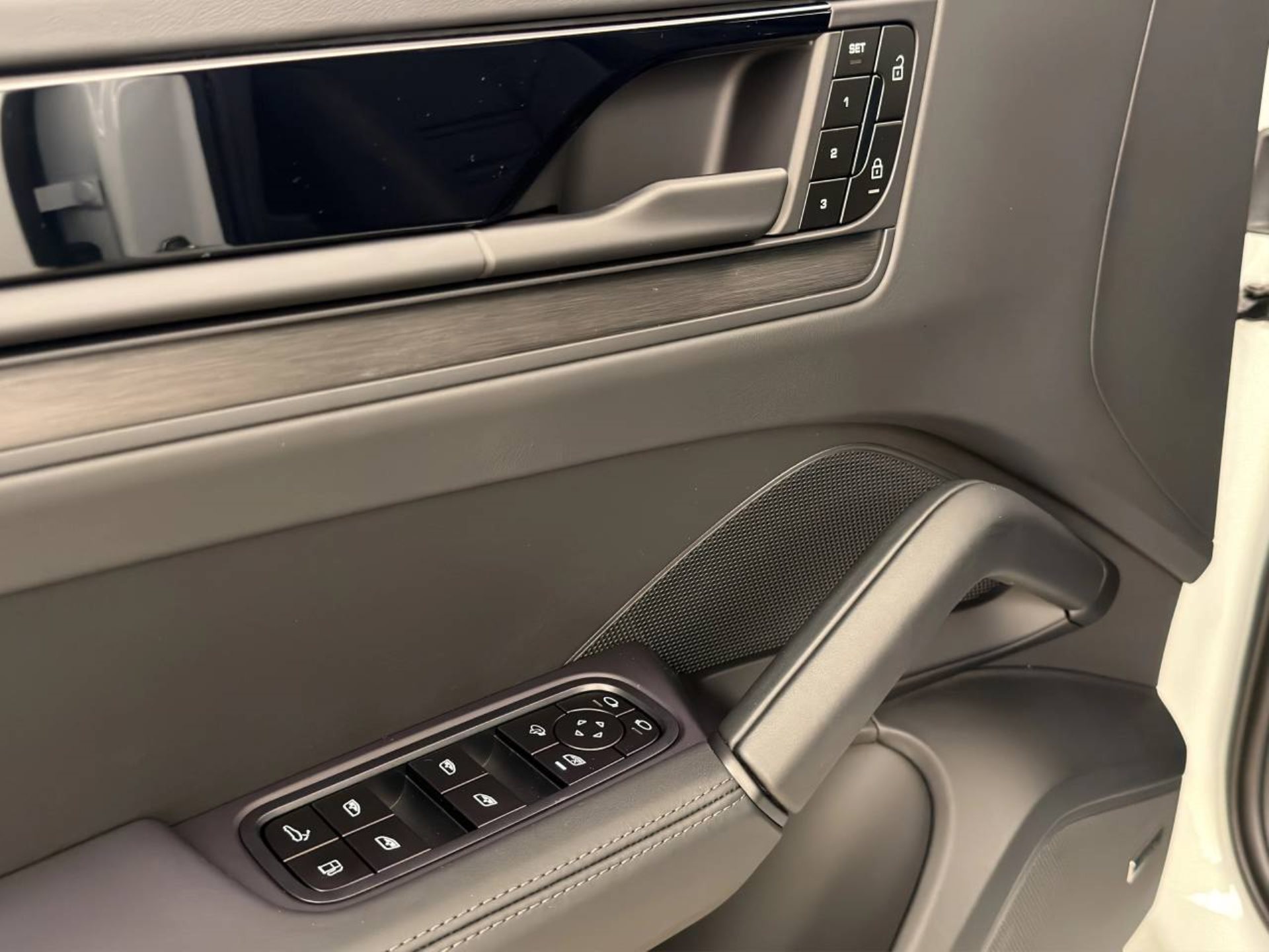 PORSCHE Cayenne S E-Hybrid Coupé Black Edition-image-22