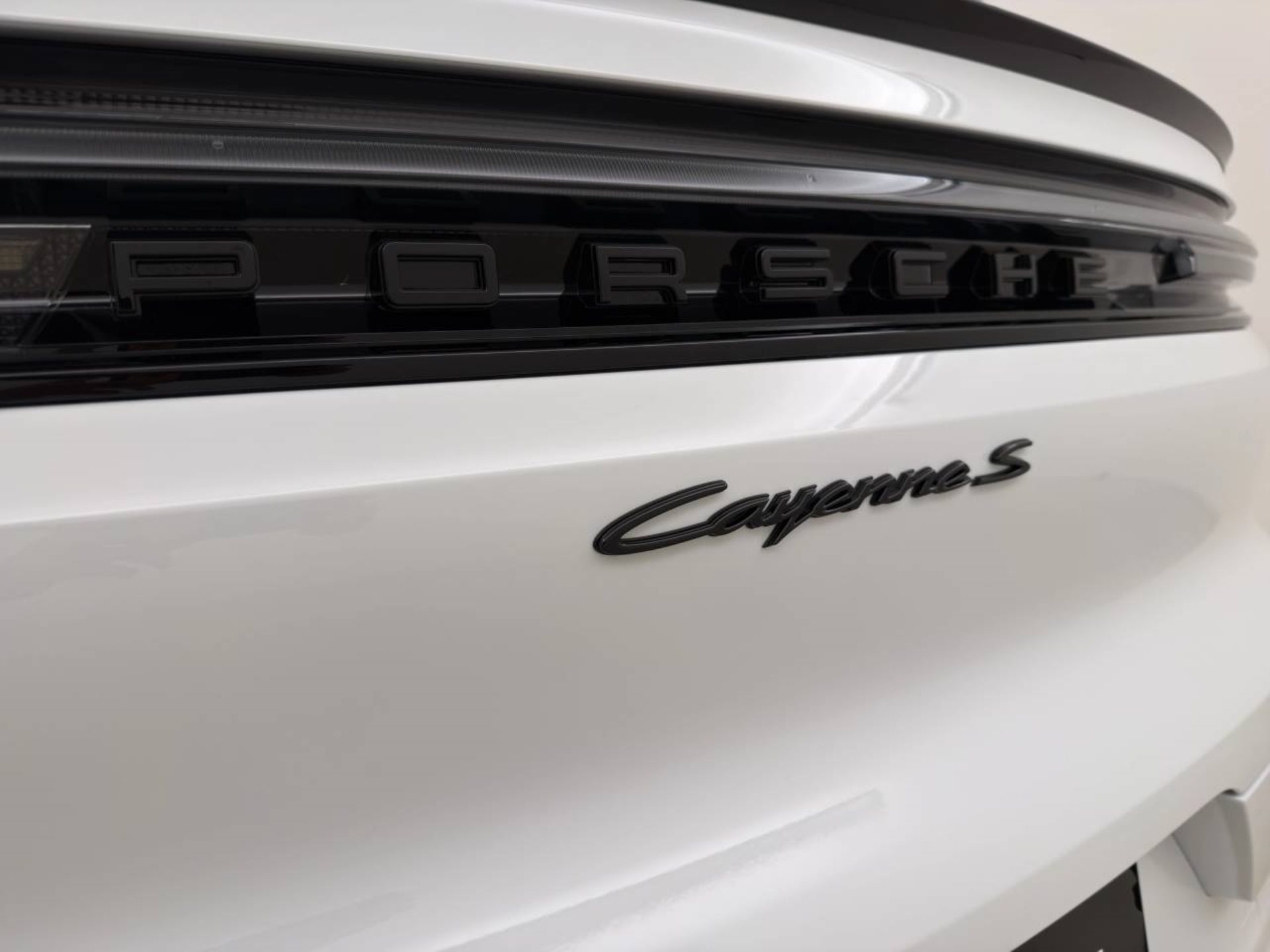 PORSCHE Cayenne S E-Hybrid Coupé Black Edition-image-29