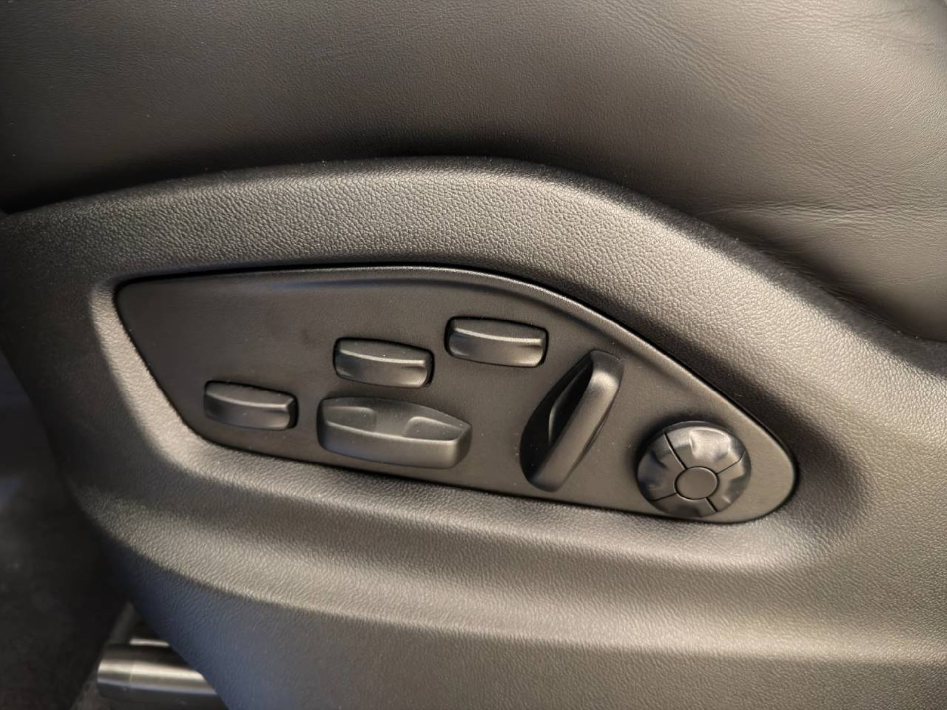 PORSCHE Cayenne S E-Hybrid Coupé Black Edition-image-21